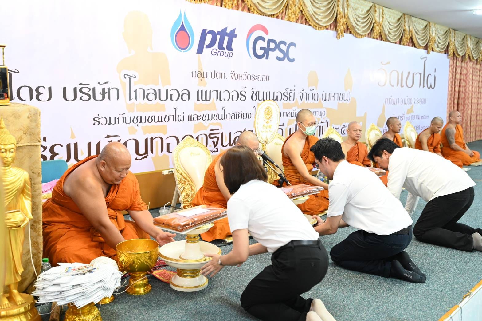 คณะครูและนักเรียน โรงเรียนชุมชนวัดทับมา  ทอดกฐินสัมฤทธิ์ ณ วัดเขาไผ่ จังหวัดระยอง