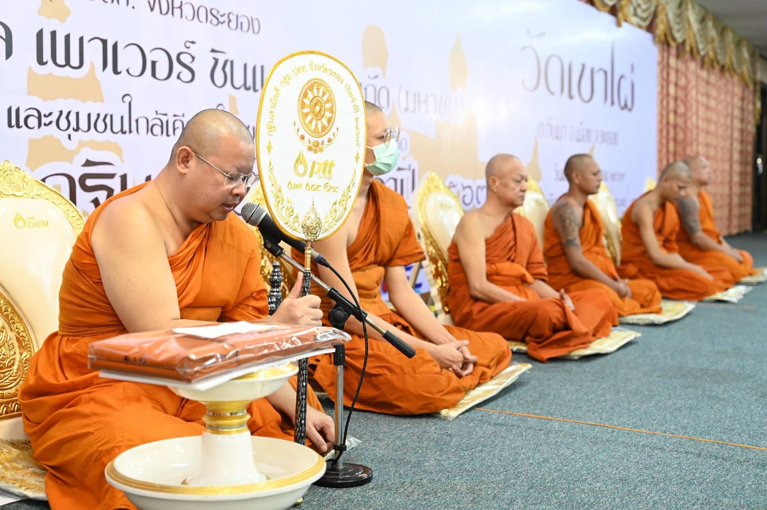 คณะครูและนักเรียน โรงเรียนชุมชนวัดทับมา  ทอดกฐินสัมฤทธิ์ ณ วัดเขาไผ่ จังหวัดระยอง
