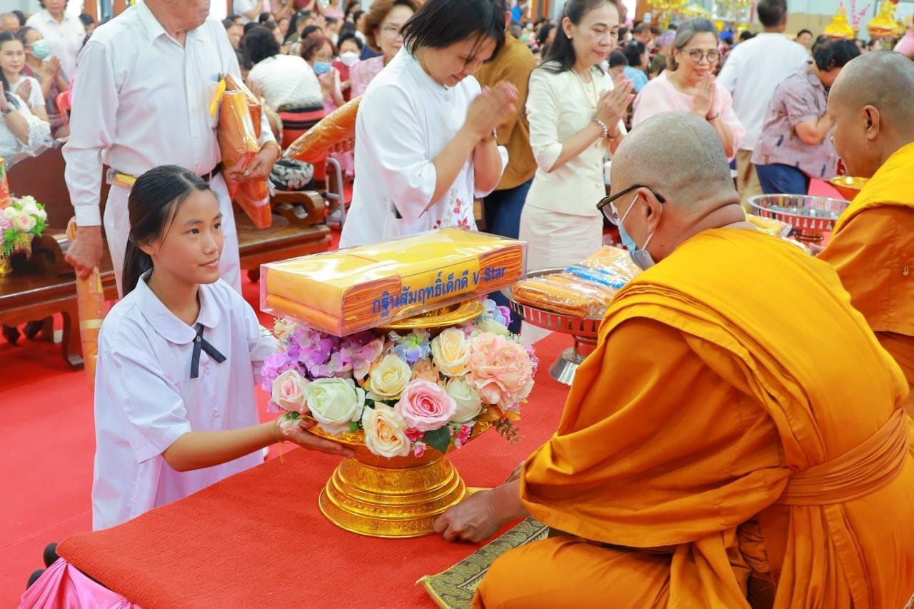 ภาพแห่งความปลื้มปิติใจ เหล่าเด็กดี V-Star โรงเรียนแสงหิรัญวิทยา กรุงเทพมหานคร