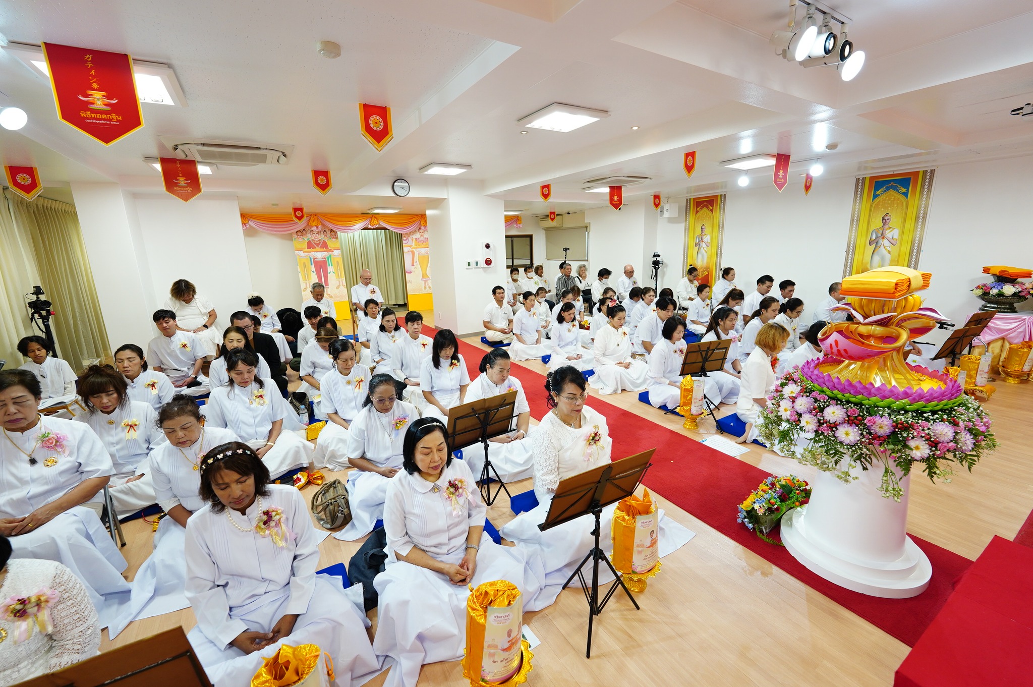 วัดพระธรรมกายโอซาก้า จัดพิธีทอดกฐิน