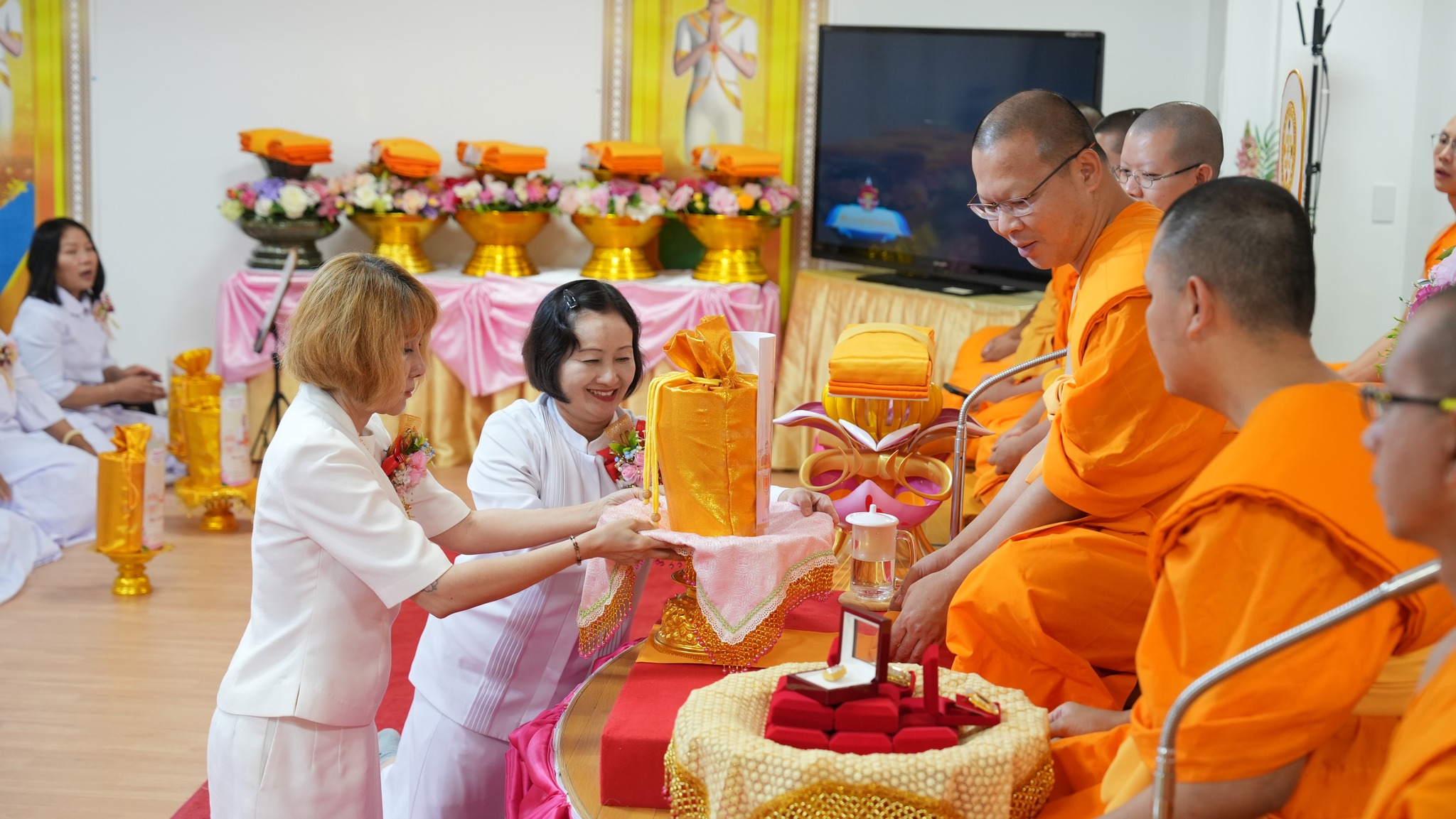 วัดพระธรรมกายโอซาก้า จัดพิธีทอดกฐิน