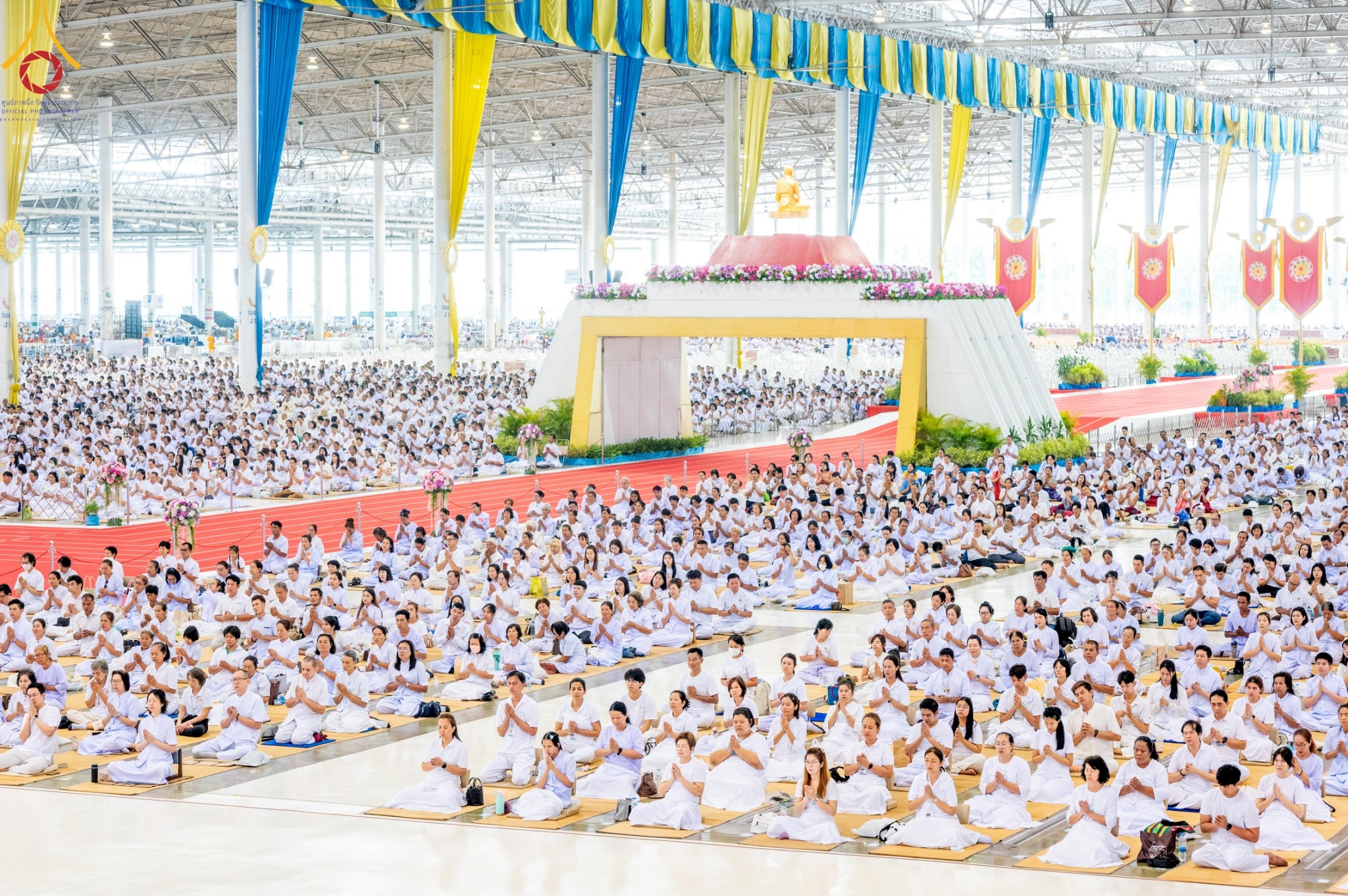 วัดพระธรรมกาย จัดพิธีบูชาข้าวพระและพิธีทอดกฐิน