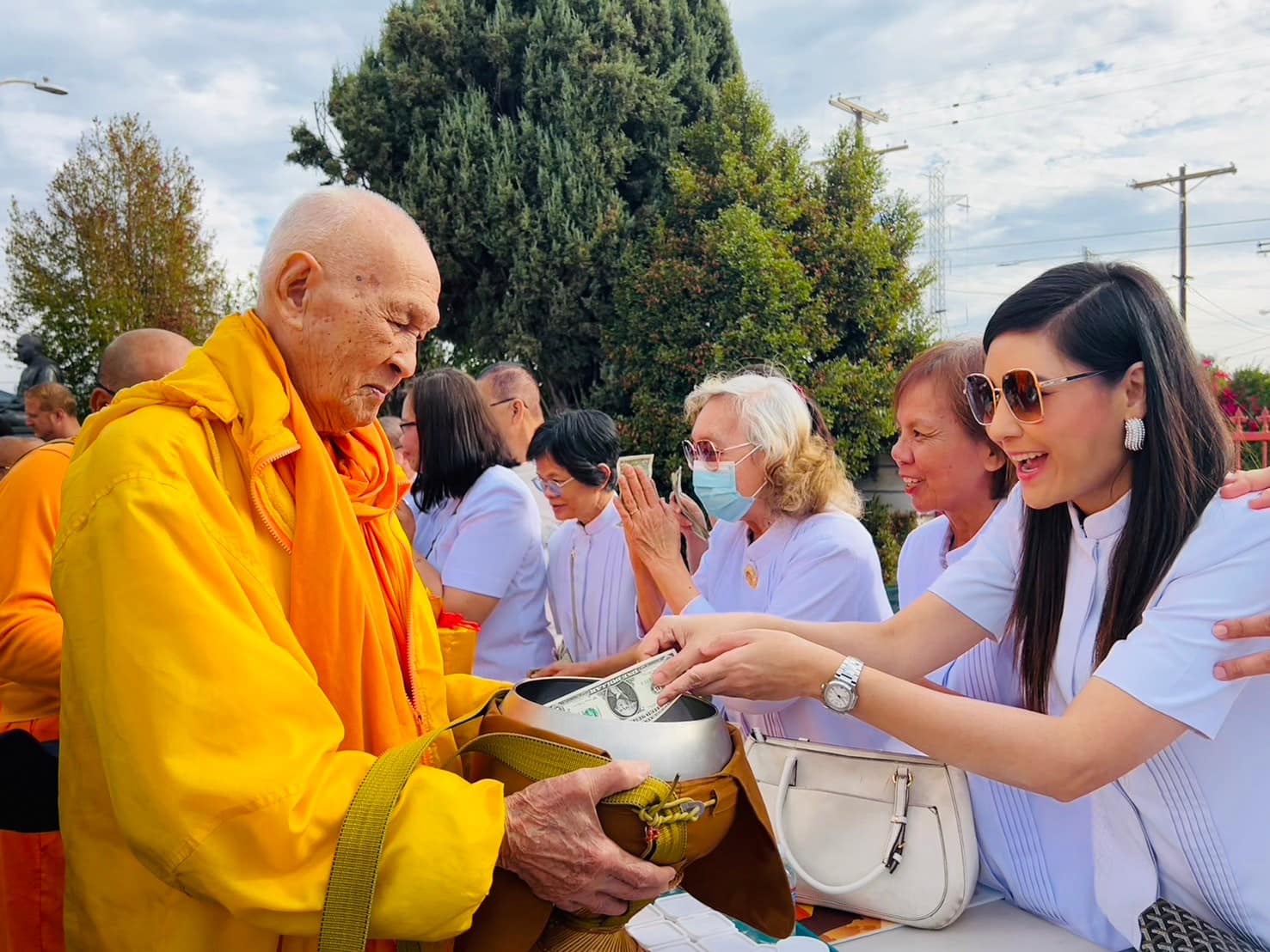 กฐินสมทบวัดกัลยาณมิตรในต่างประเทศ ณ วัดไทยลอสแองเจลิส