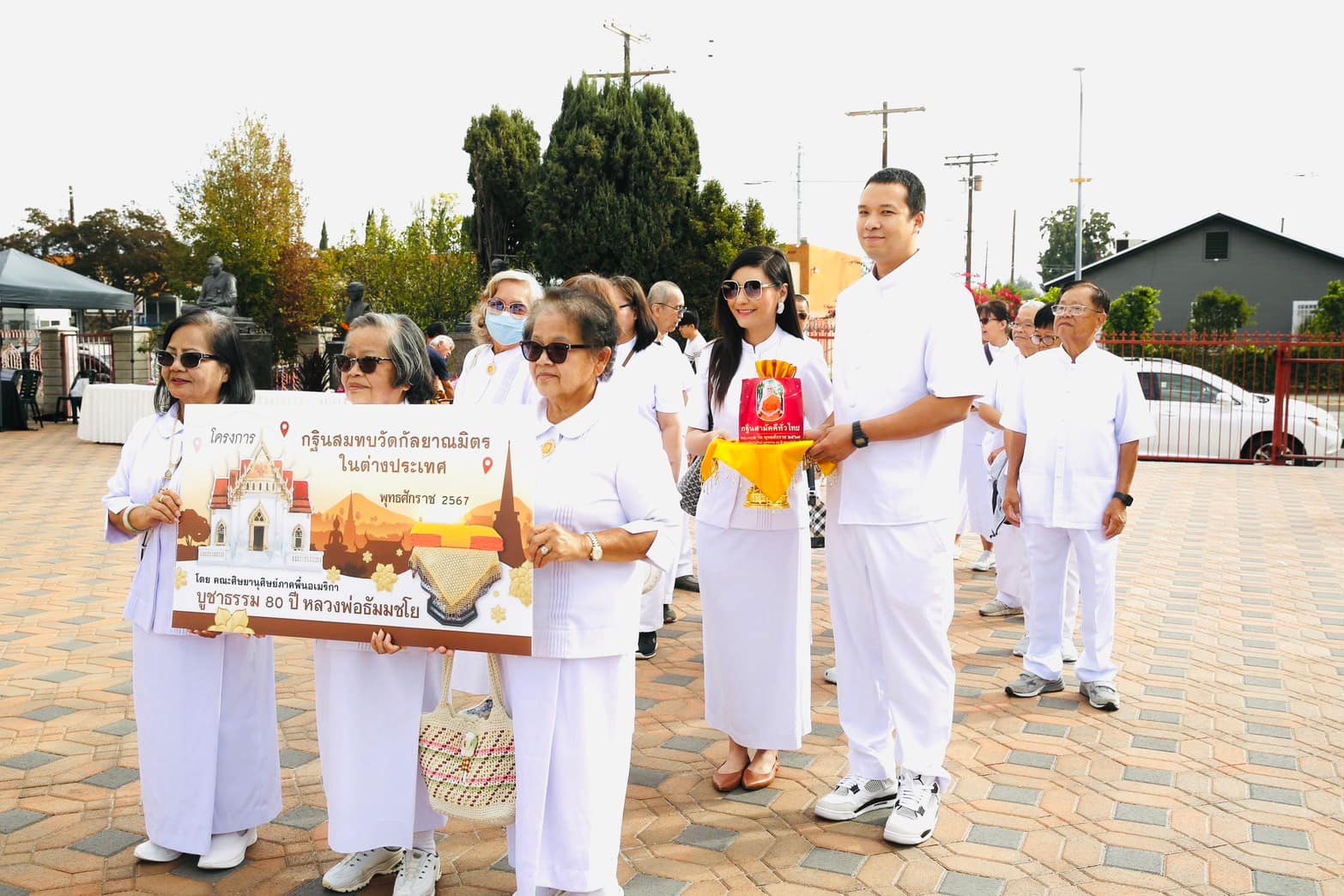 กฐินสมทบวัดกัลยาณมิตรในต่างประเทศ ณ วัดไทยลอสแองเจลิส