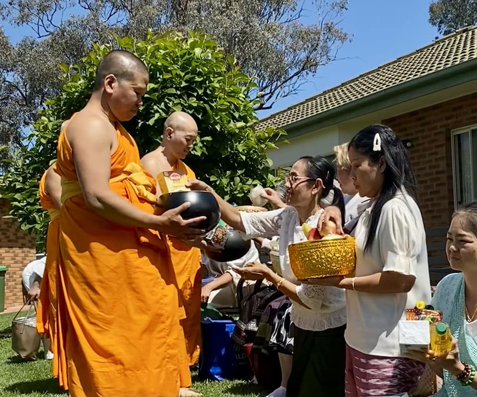 วัดพระธรรมกายอัลบูรี จัดพิธีทอดผ้าป่าบริวารกฐิน