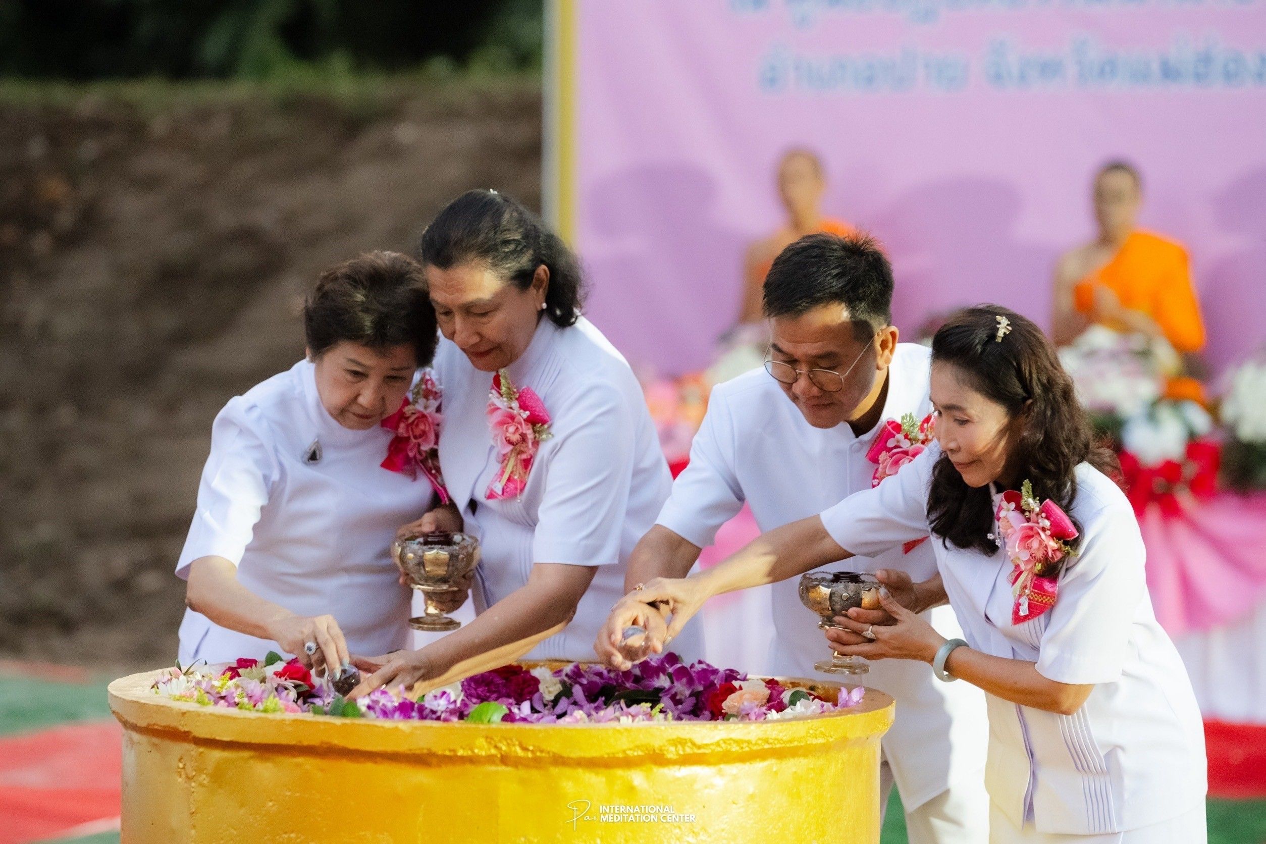 ศูนย์ปฏิบัติธรรมนานาชาติปาย จัดพิธีทอดกฐินสามัคคี