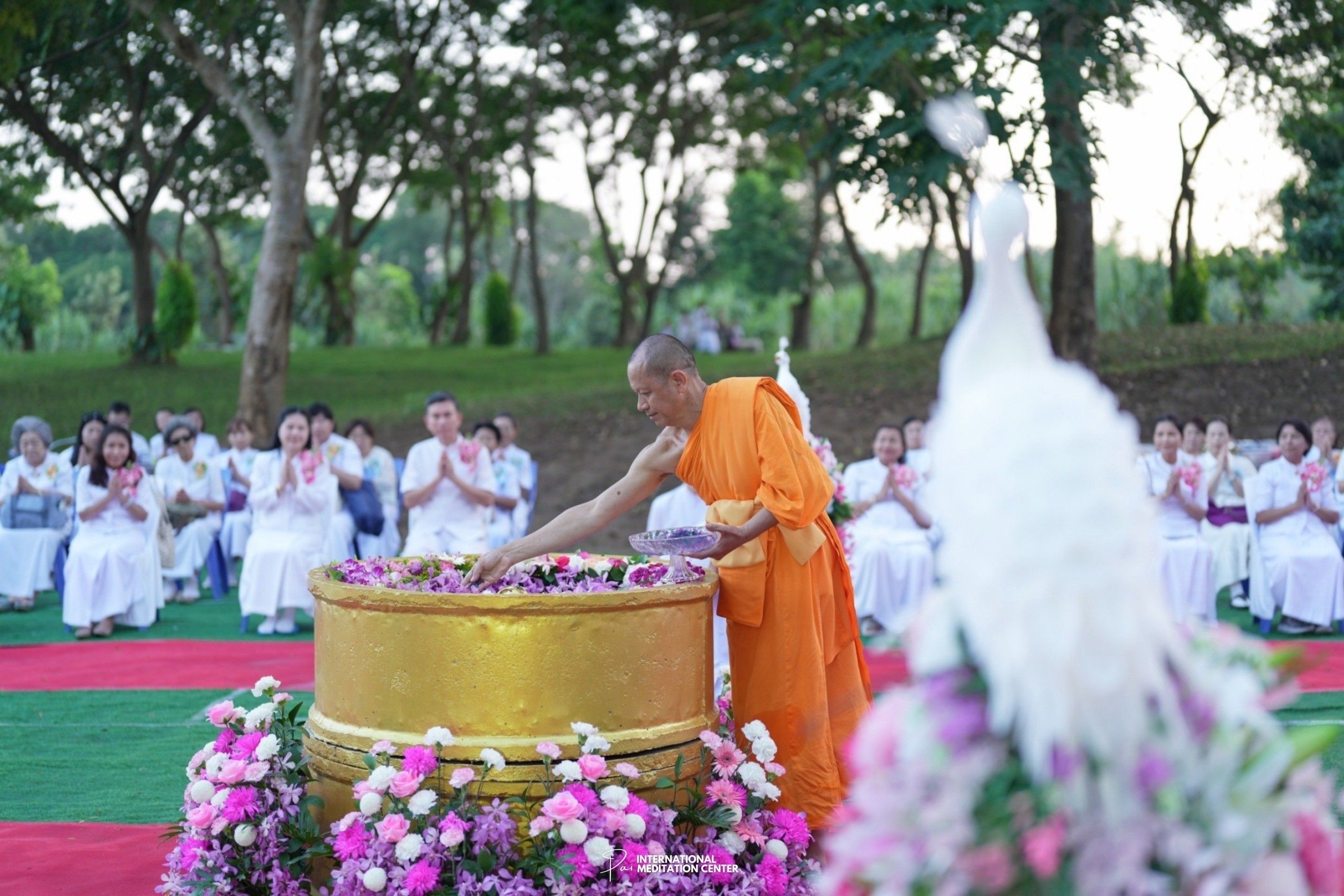 ศูนย์ปฏิบัติธรรมนานาชาติปาย จัดพิธีทอดกฐินสามัคคี