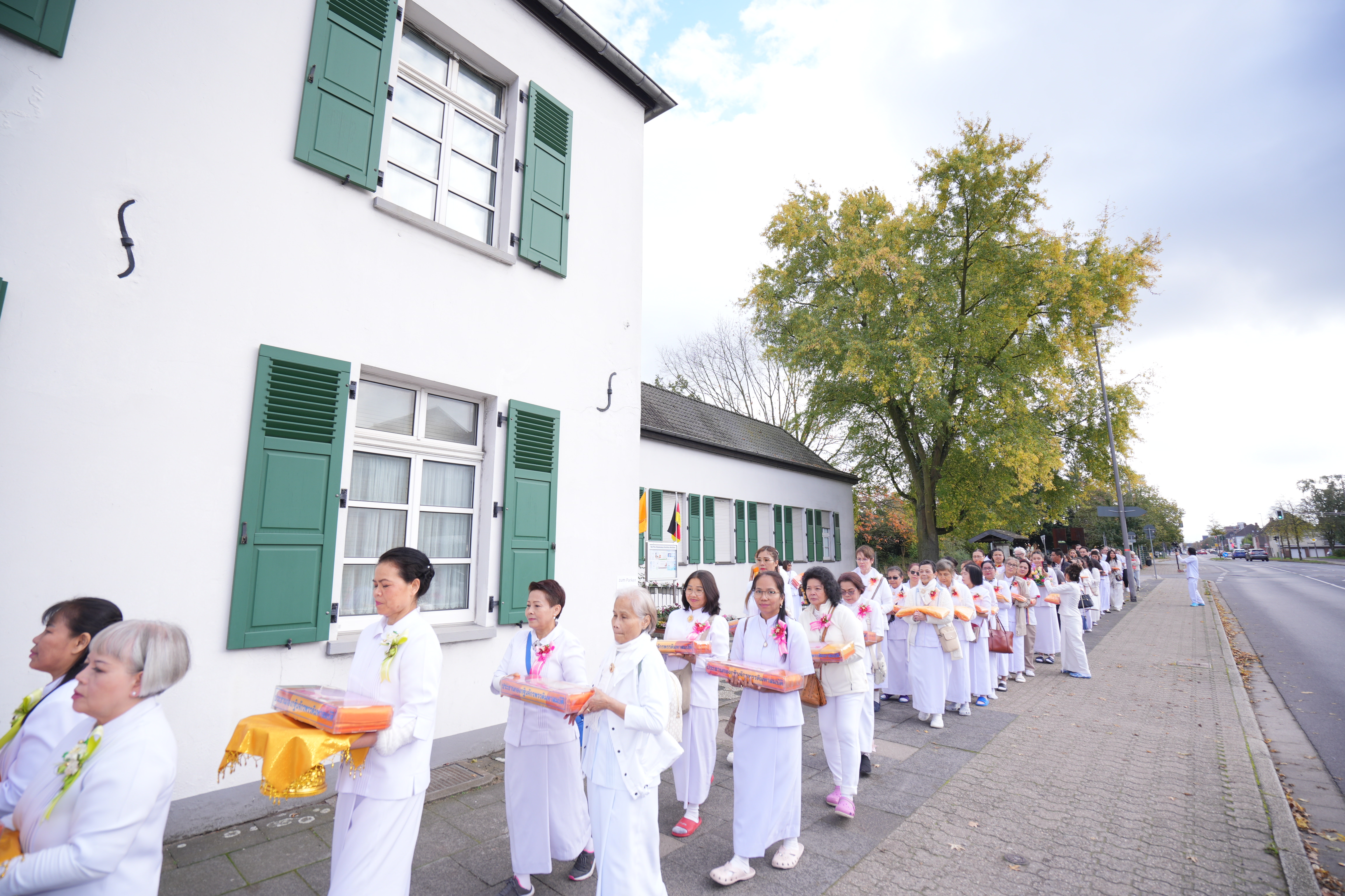 วัดพุทธนอร์ดไรน์ เวสท์ฟาเลน จัดพิธีทอดกฐินสามัคคี