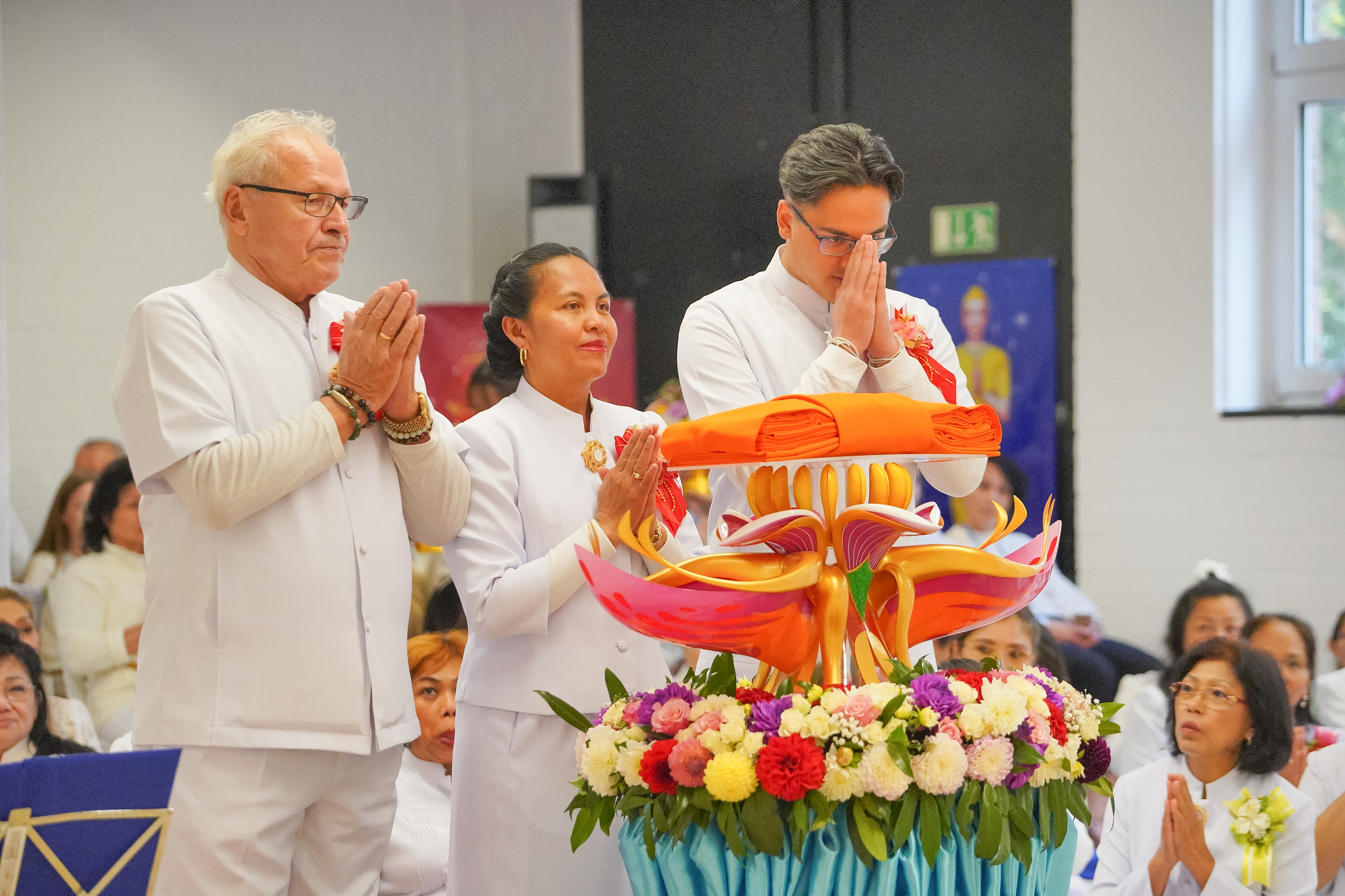 วัดพุทธนอร์ดไรน์ เวสท์ฟาเลน จัดพิธีทอดกฐินสามัคคี