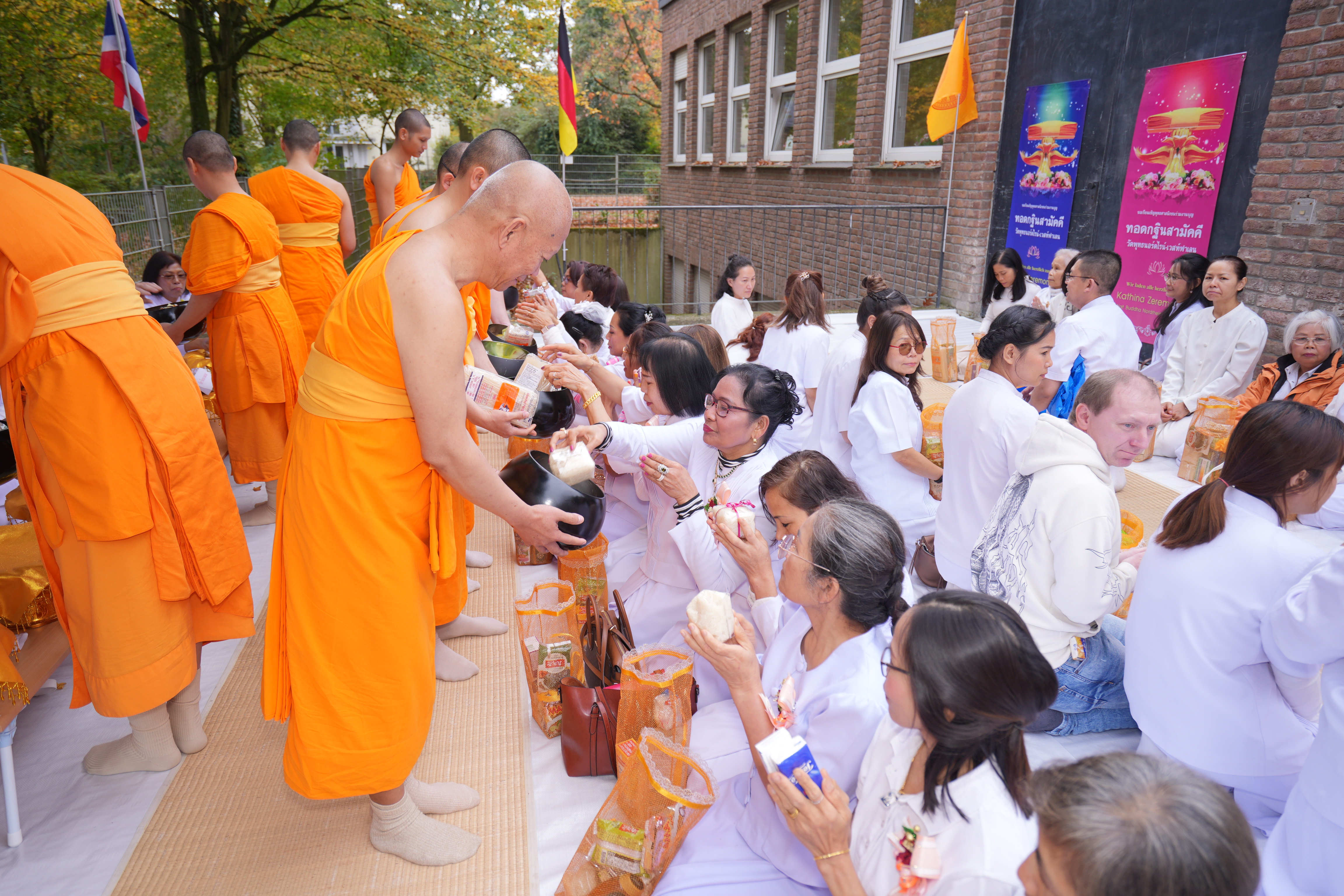 วัดพุทธนอร์ดไรน์ เวสท์ฟาเลน จัดพิธีทอดกฐินสามัคคี