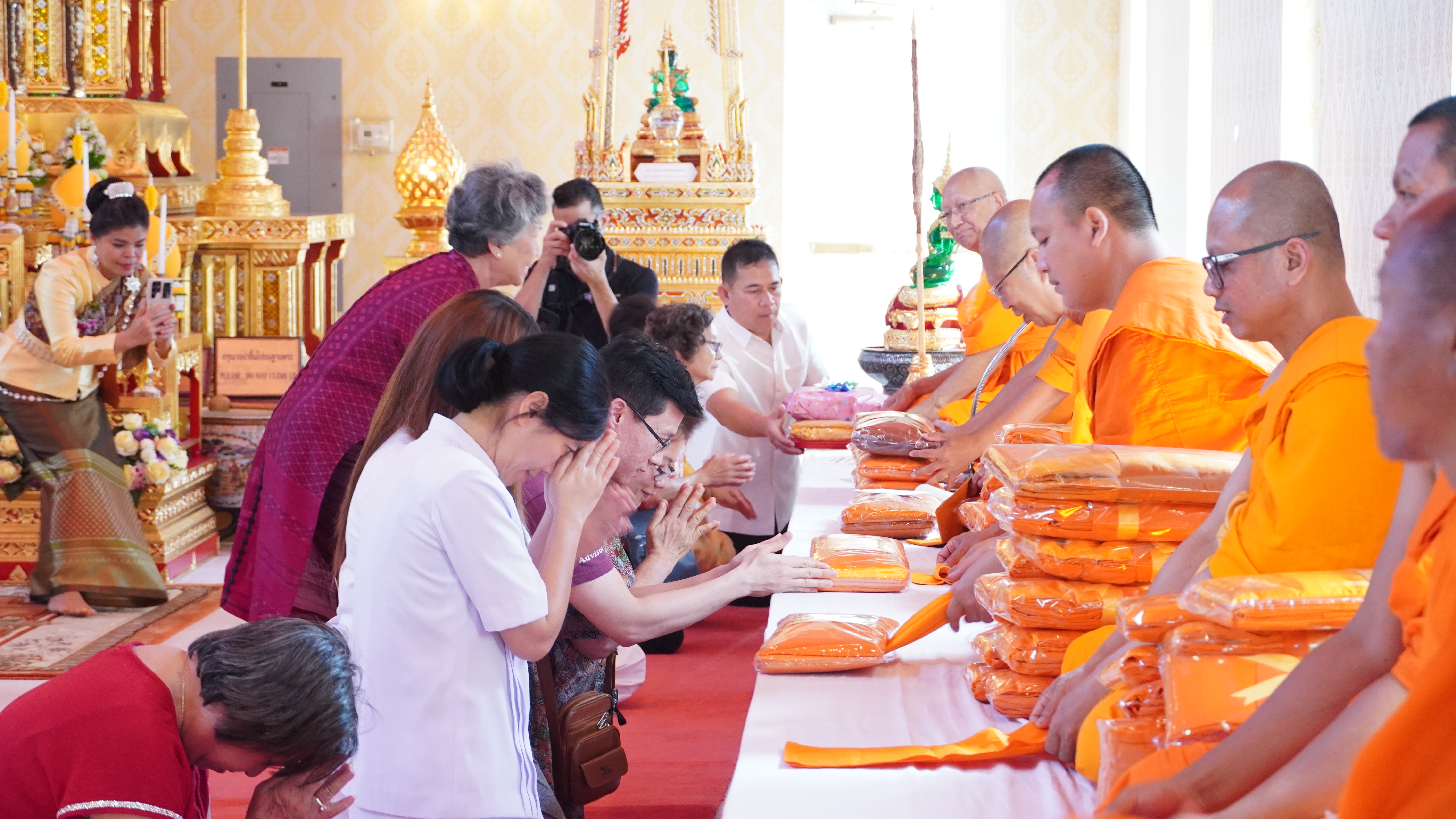 พิธีทอดกฐินสมทบวัดกัลยาณมิตรในต่างประเทศ ณ วัดมงคลรัตนาราม