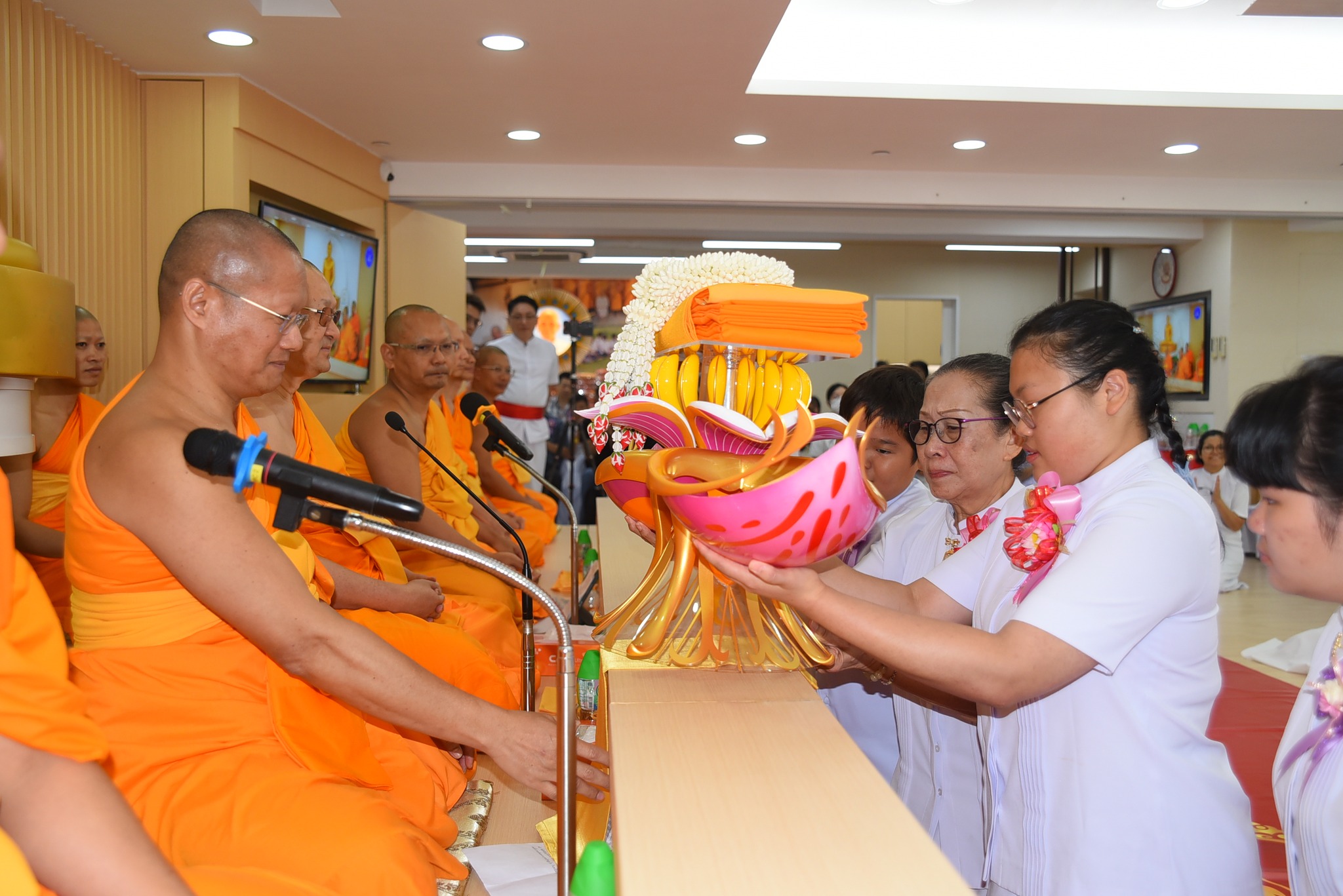 พิธีทอดกฐินบรมจักรพรรดิ์แก้วเกาลูนบุญอนันต์ ณ วัดพระธรรมกายเกาลูน ฮ่องกง