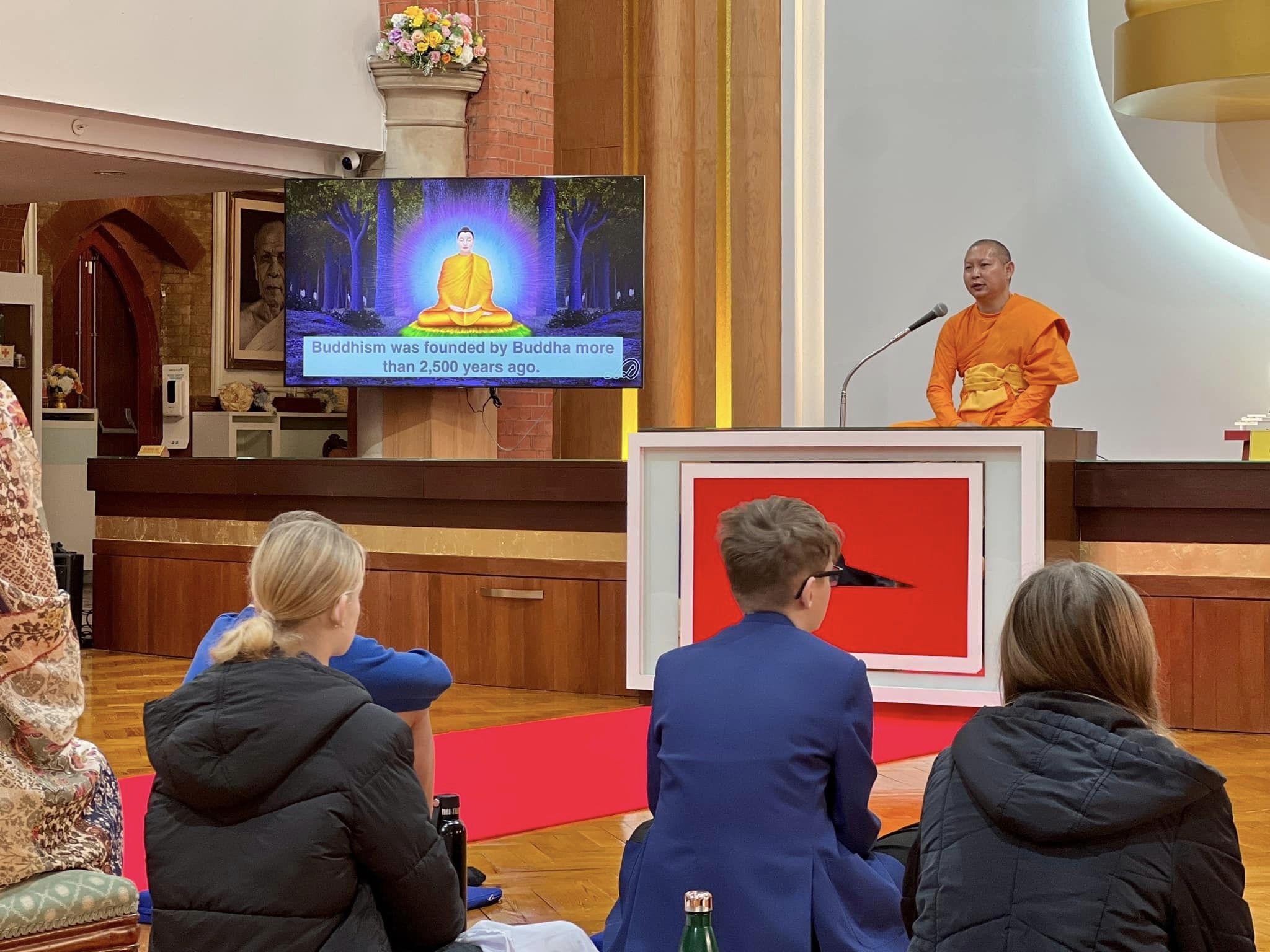 นักเรียนโรงเรียน Knowlhill มาศึกษาความรู้ทางพระพุทธศาสนา ณ วัดพระธรรมกายลอนดอน