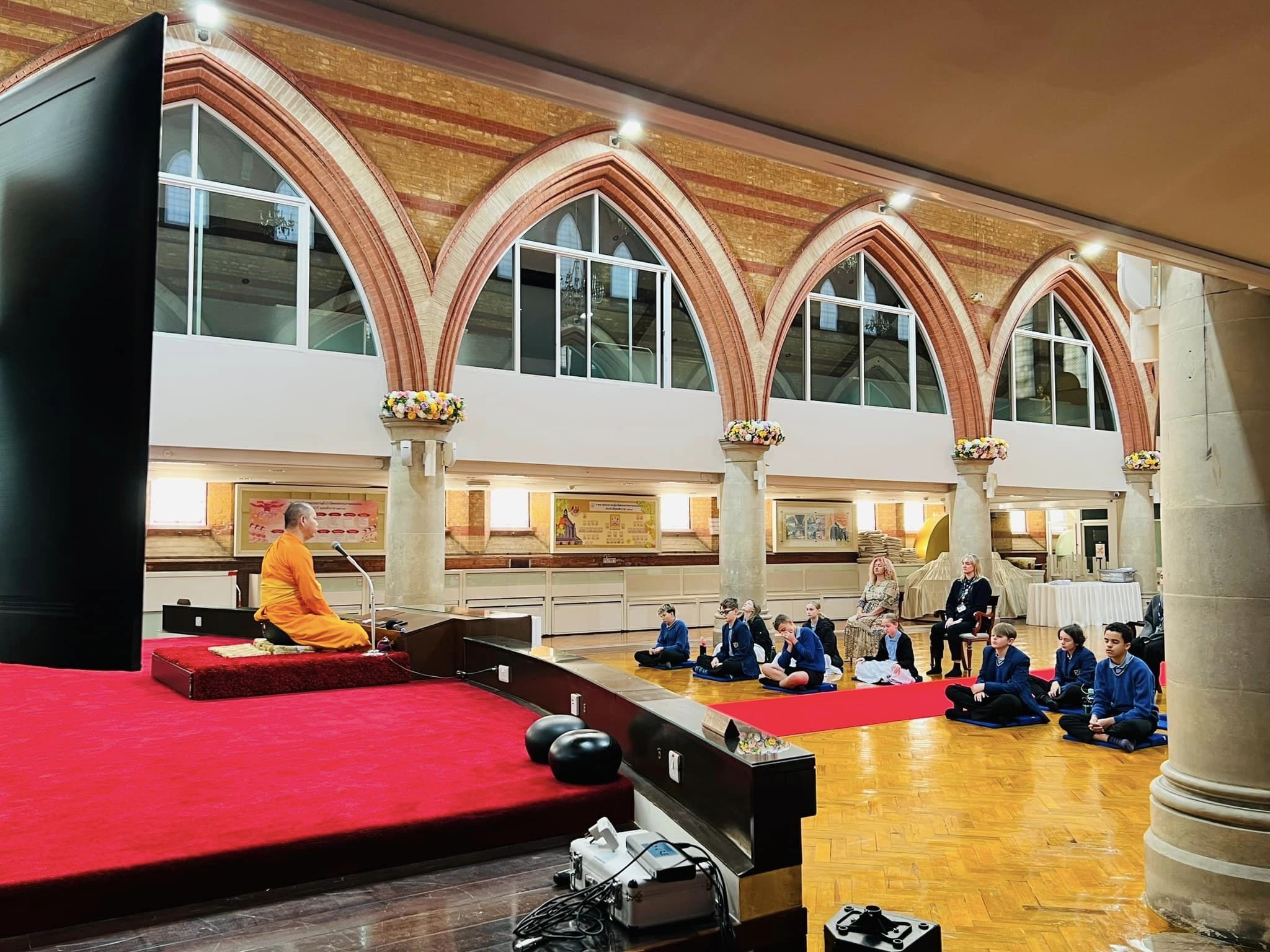 นักเรียนโรงเรียน Knowlhill มาศึกษาความรู้ทางพระพุทธศาสนา ณ วัดพระธรรมกายลอนดอน