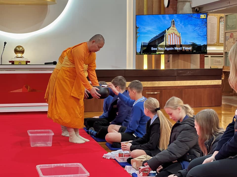 นักเรียนโรงเรียน Knowlhill มาศึกษาความรู้ทางพระพุทธศาสนา ณ วัดพระธรรมกายลอนดอน