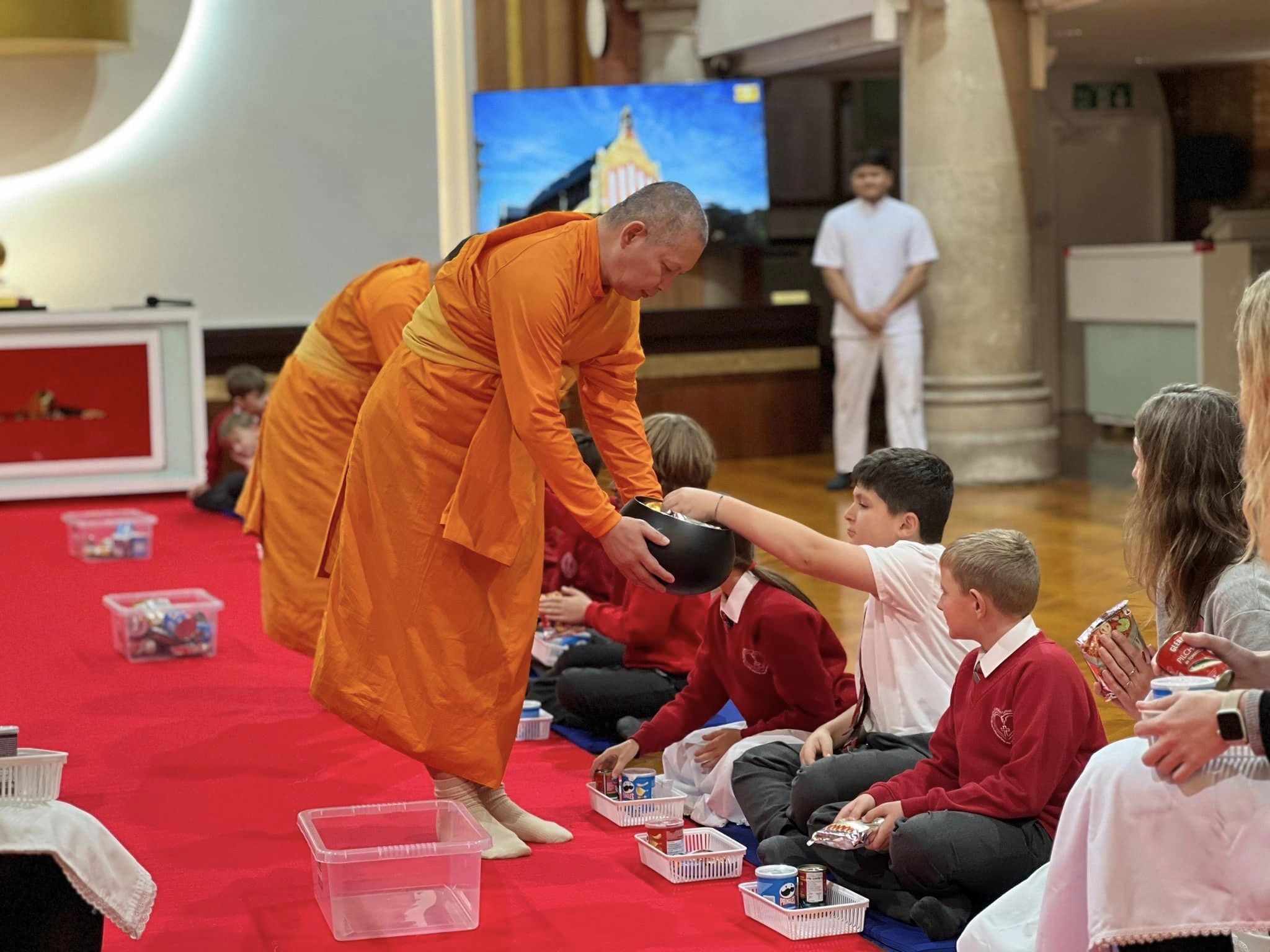 นักเรียนโรงเรียนประถมคาทอลิกเซนต์ฮิวจ์ ลินคอล์น มาเยี่ยมชมวัดวัดพระธรรมกายลอนดอน