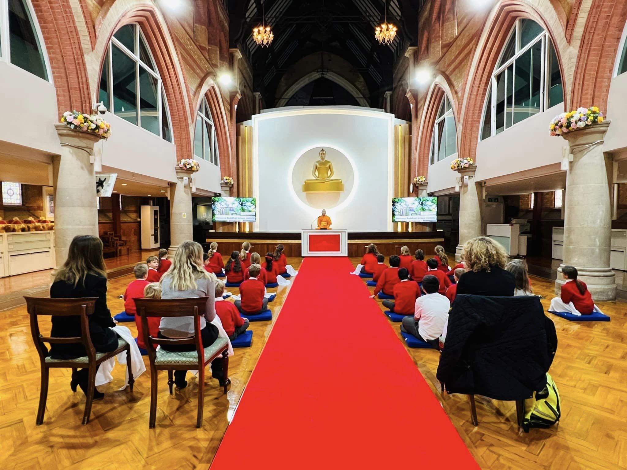 นักเรียนโรงเรียนประถมคาทอลิกเซนต์ฮิวจ์ ลินคอล์น มาเยี่ยมชมวัดวัดพระธรรมกายลอนดอน