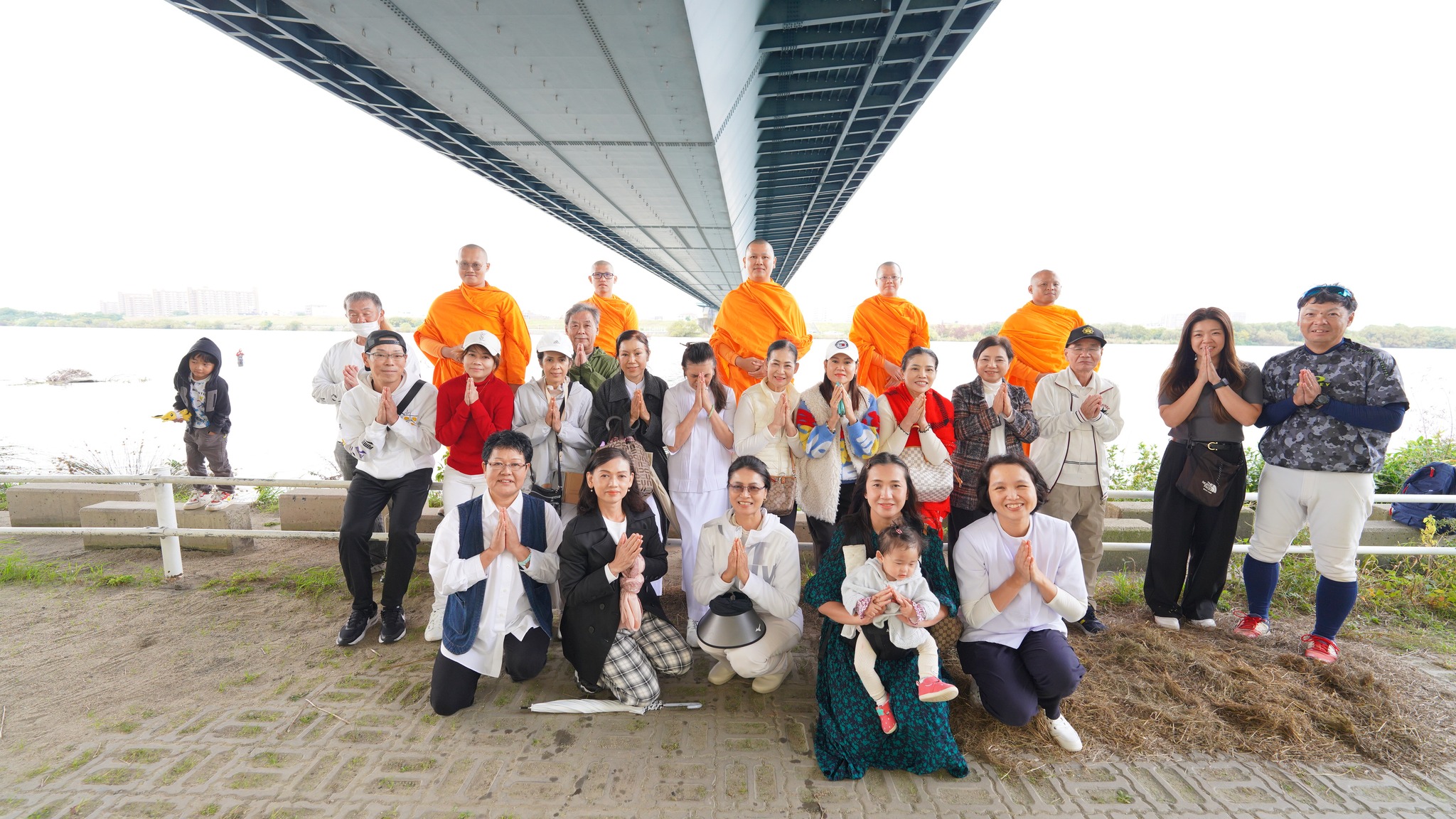 วัดพระธรรมกายโอซาก้า จัดพิธีลอยกระทงธรรม