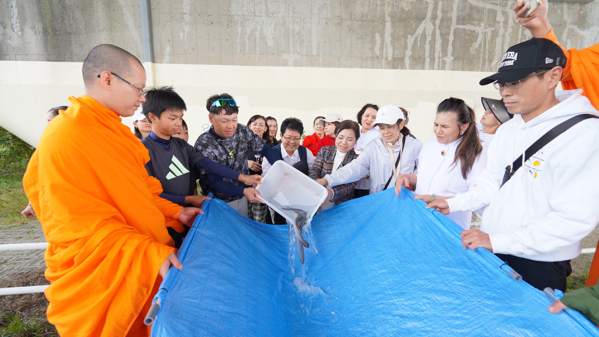 วัดพระธรรมกายโอซาก้า จัดพิธีลอยกระทงธรรม