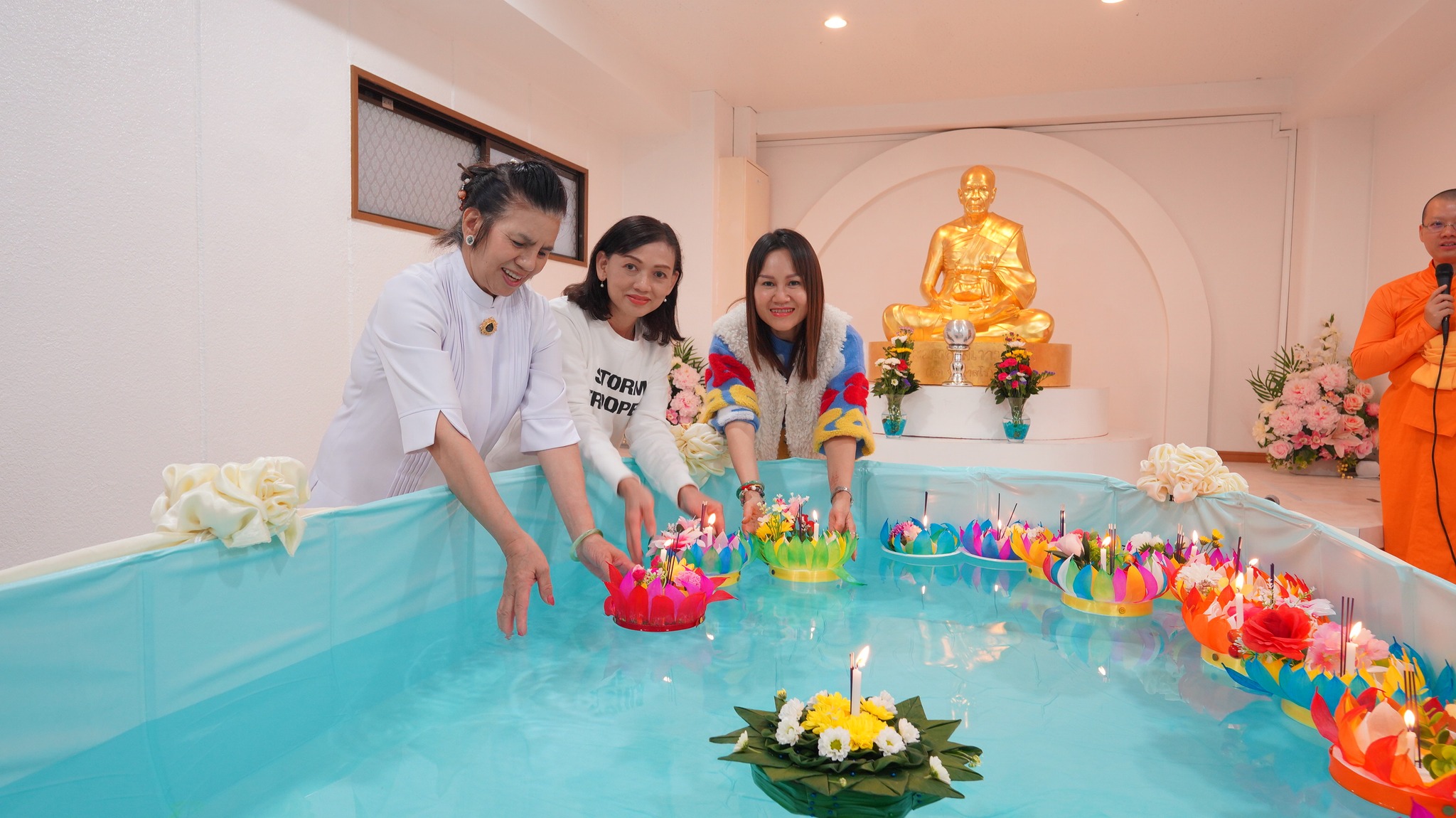 วัดพระธรรมกายโอซาก้า จัดพิธีลอยกระทงธรรม