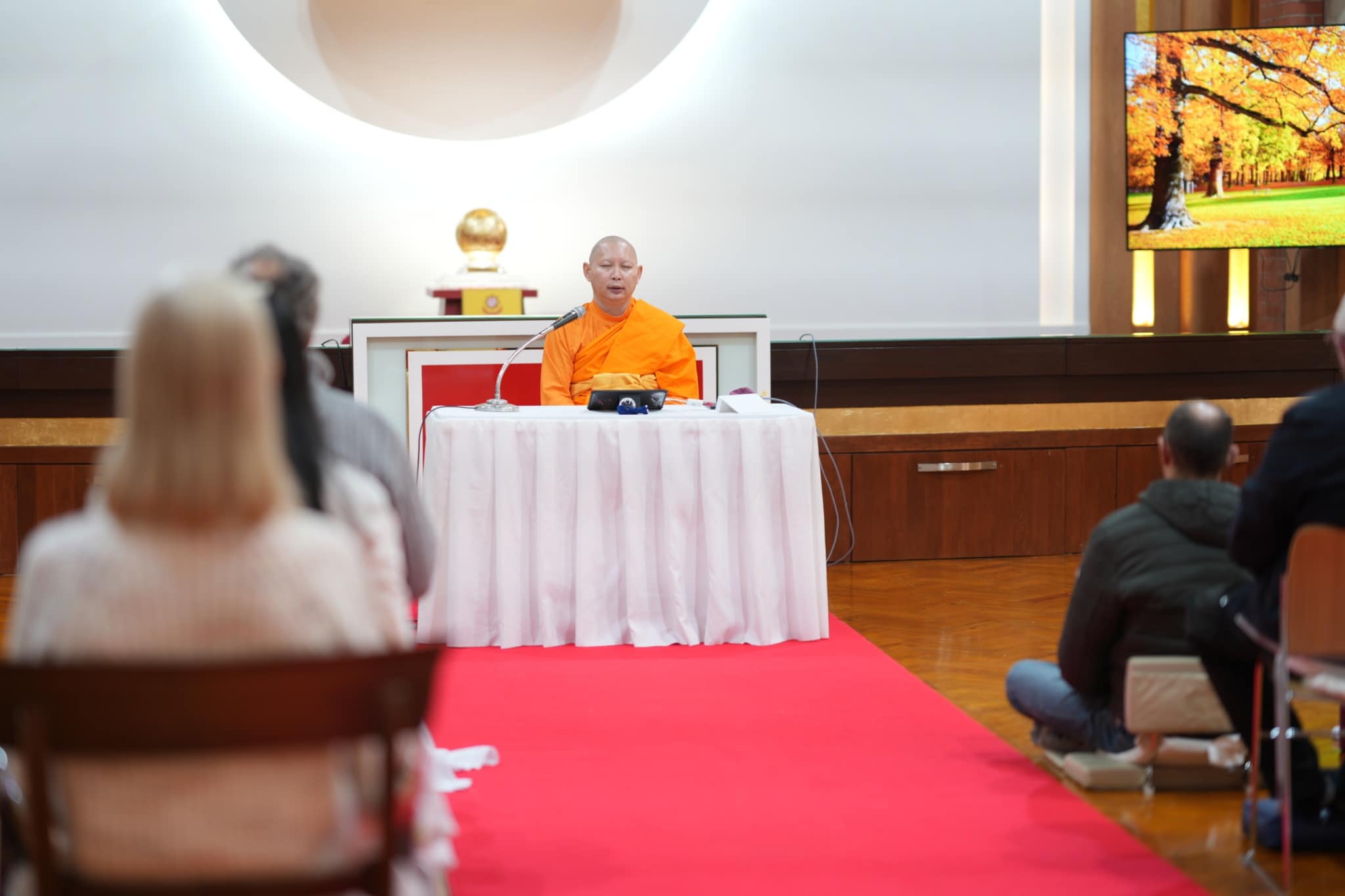 วัดพระธรรมกายลอนดอน จัดกิจกรรมปฏิบัติธรรมให้กับชาวท้องถิ่น