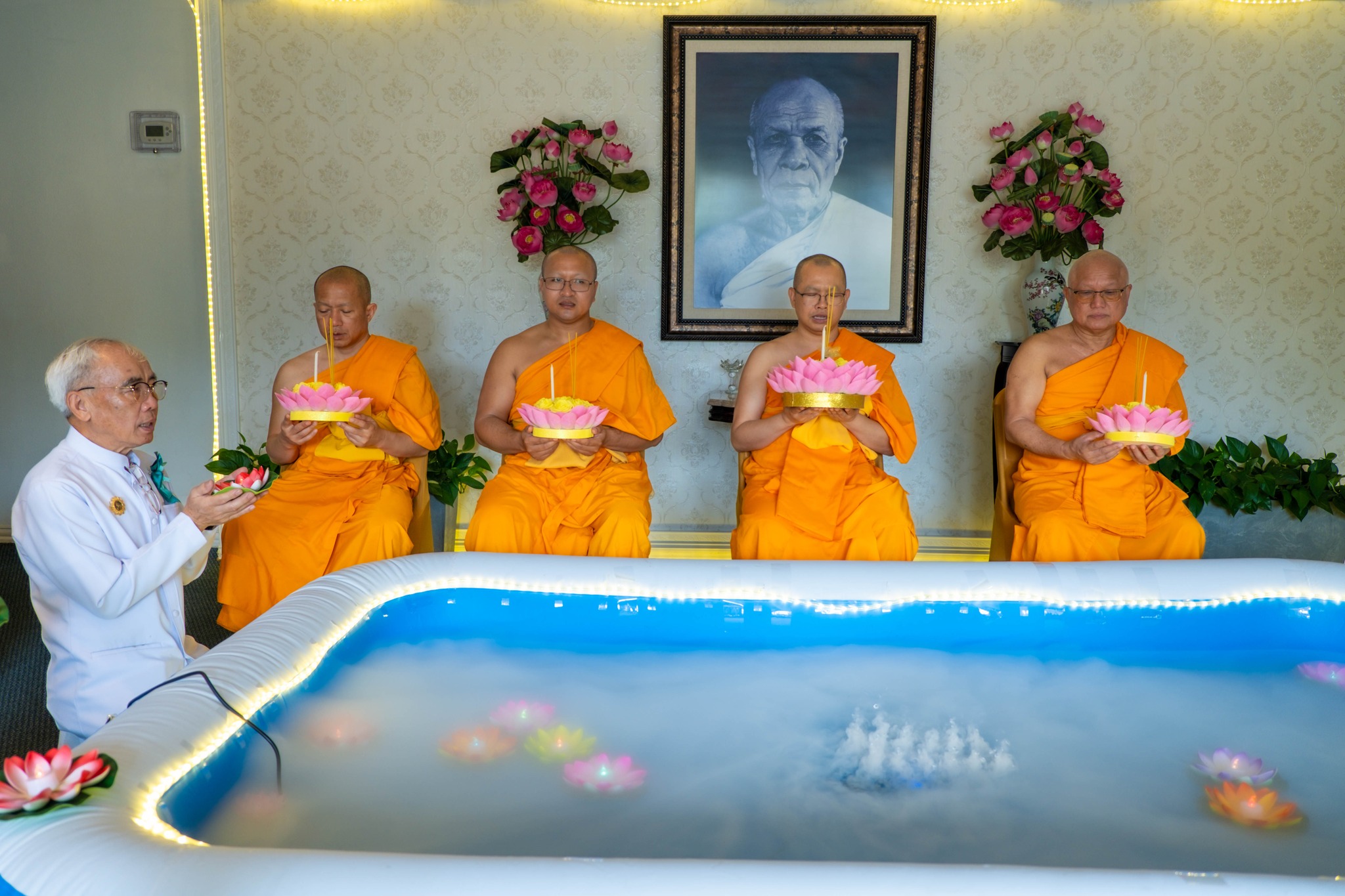 วัดพระธรรมกายเท็กซัส จัดพิธีลอยกระทงธรรม