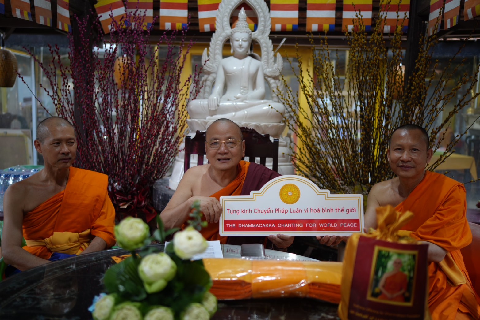 วัดพระธรรมกายร่วมถวายกฐินสมทบที่ประเทศเวียดนาม ณ วัดเฟื้อกเซิ้ง