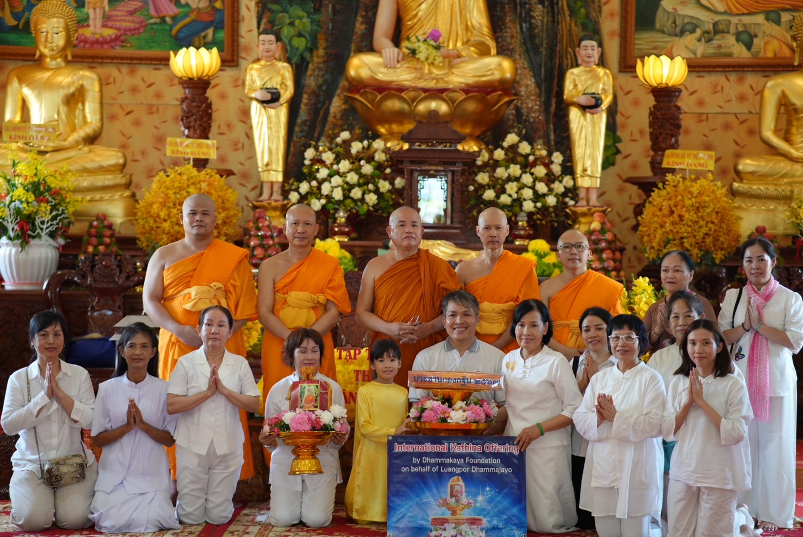 วัดพระธรรมกายร่วมถวายกฐินสมทบที่ประเทศเวียดนาม ณ วัดเฟื้อกหาย