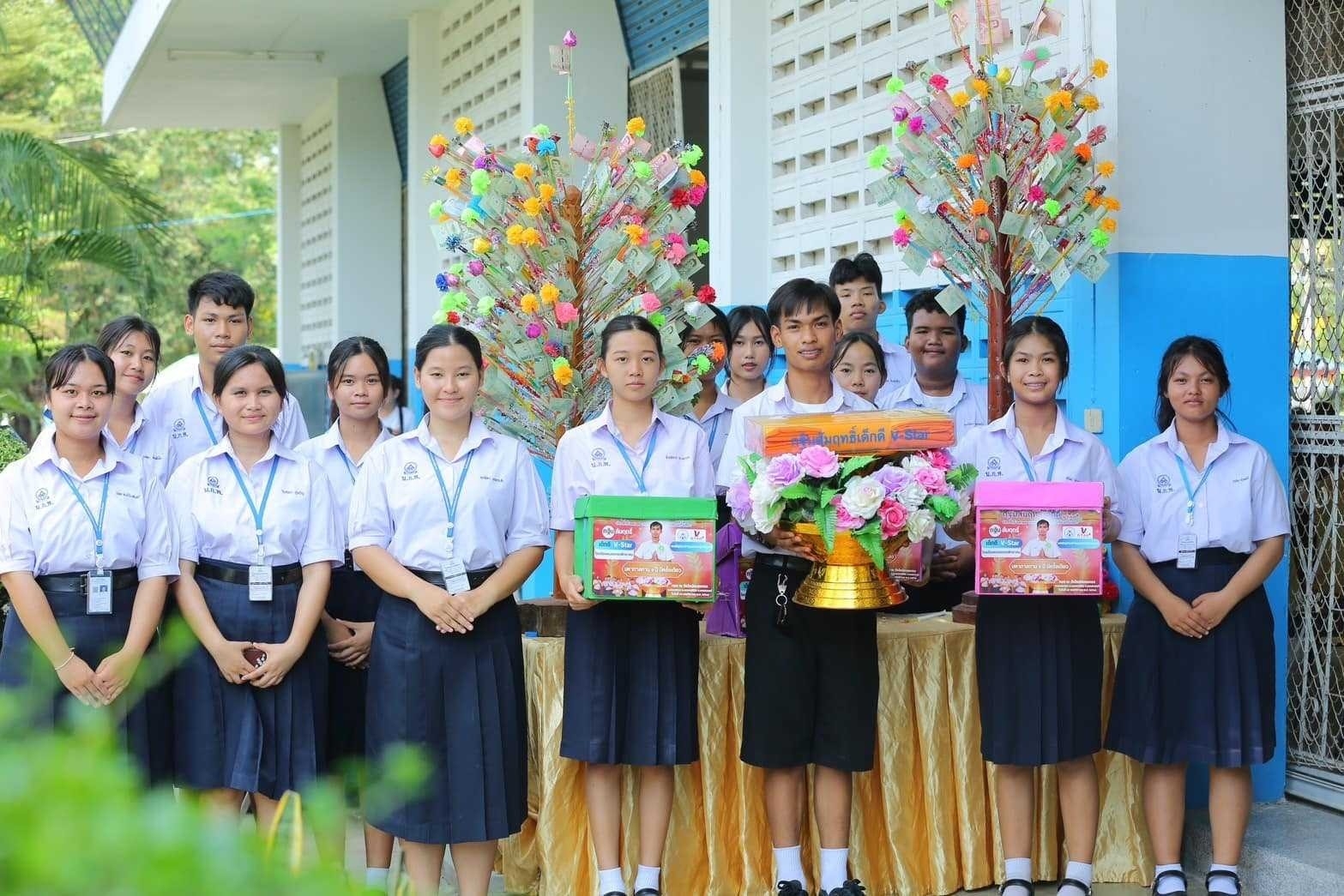 รร.หนองกรดพิทยาคม จ.นครสวรรค์ จัดกิจกรรมทอดกฐินสัมฤทธิ์เด็กดี V-star