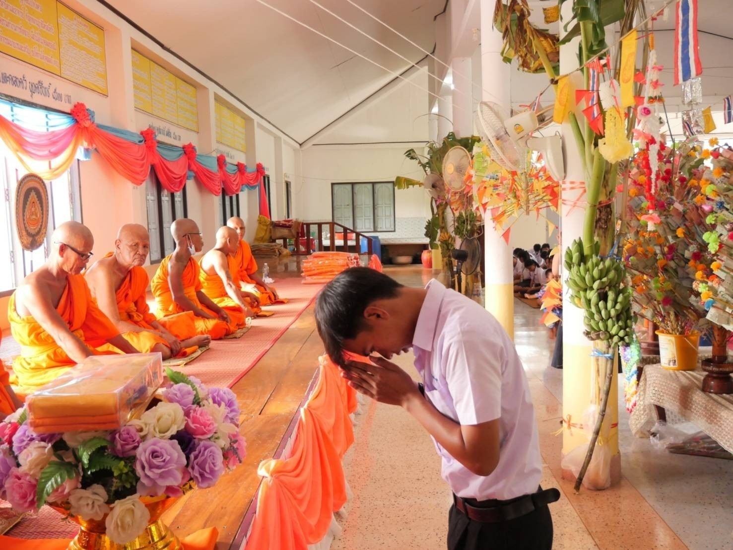 รร.หนองกรดพิทยาคม จ.นครสวรรค์ จัดกิจกรรมทอดกฐินสัมฤทธิ์เด็กดี V-star