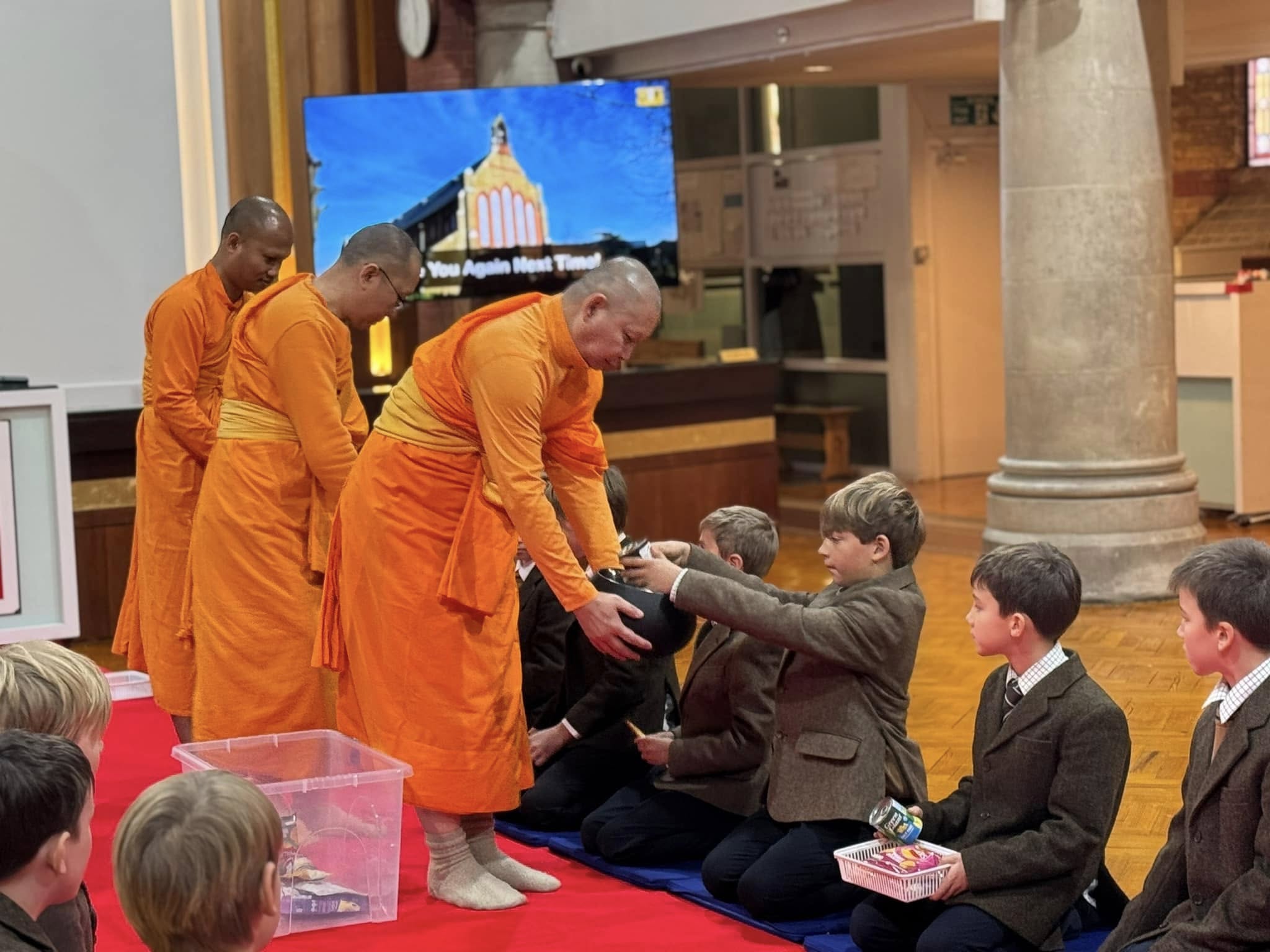 นักเรียนโรงเรียนประถมอาเมสบิวรี่ที่ มาเยี่ยมชมวัดพระธรรมกายลอนดอน