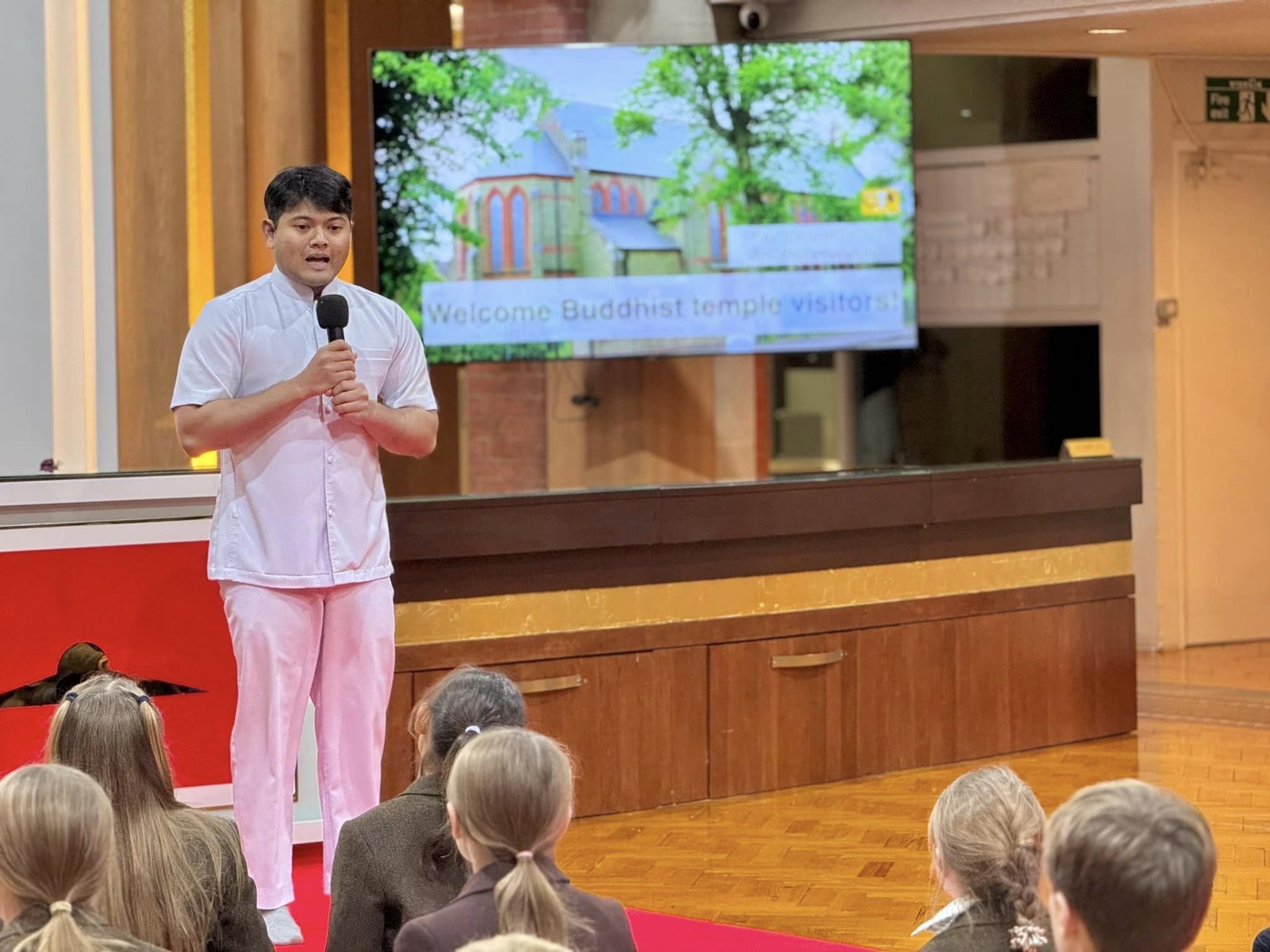 นักเรียนโรงเรียนประถมอาเมสบิวรี่ที่ มาเยี่ยมชมวัดพระธรรมกายลอนดอน