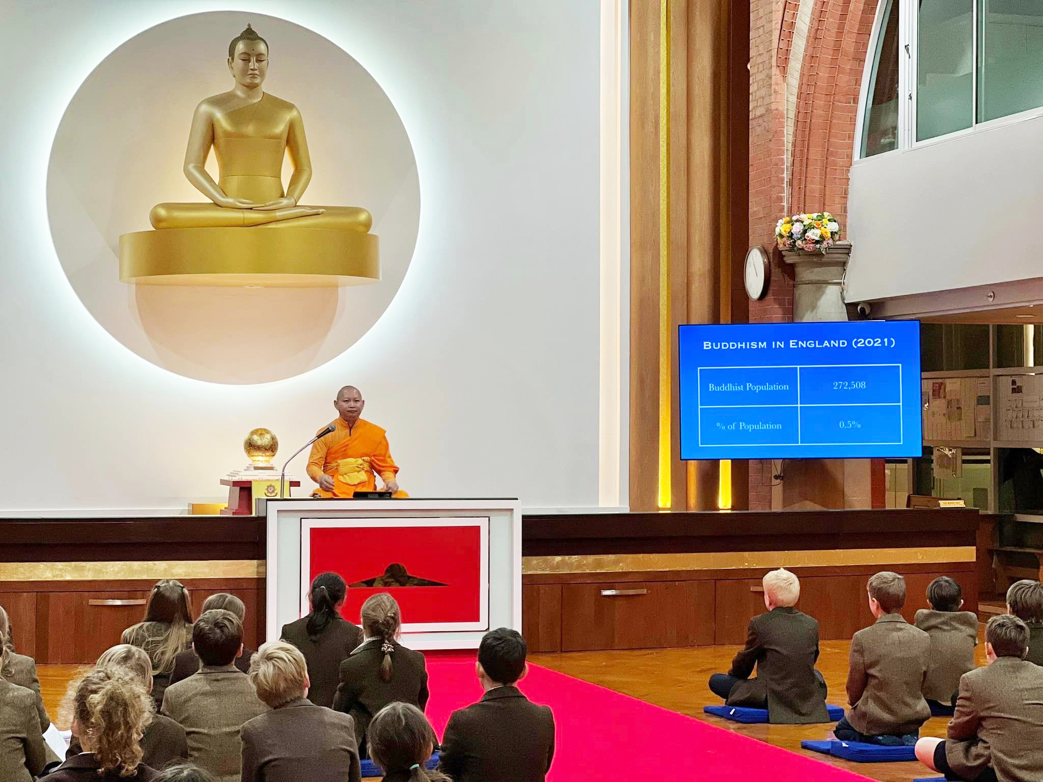 นักเรียนโรงเรียนประถมอาเมสบิวรี่ที่ มาเยี่ยมชมวัดพระธรรมกายลอนดอน