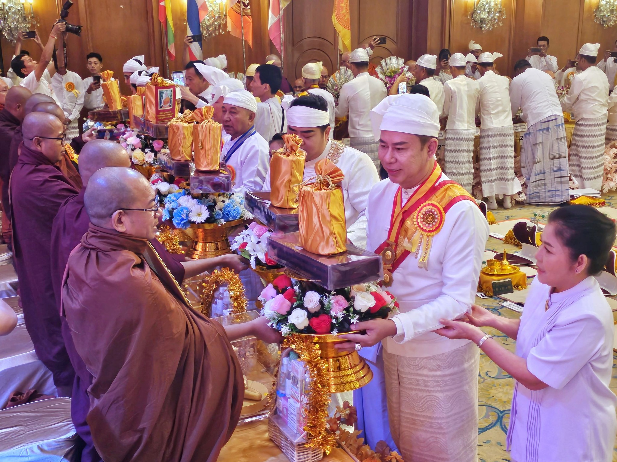 พระสังฆราชแห่งเมียนมา ได้เมตตารับอาราธนาไปเป็นองค์ประธานในพิธีทอดกฐินไทย-เมียนมา ในนามหลวงพ่อธมฺมชโย บูชาธรรมอายุวัฒนมงคล 80 ปี