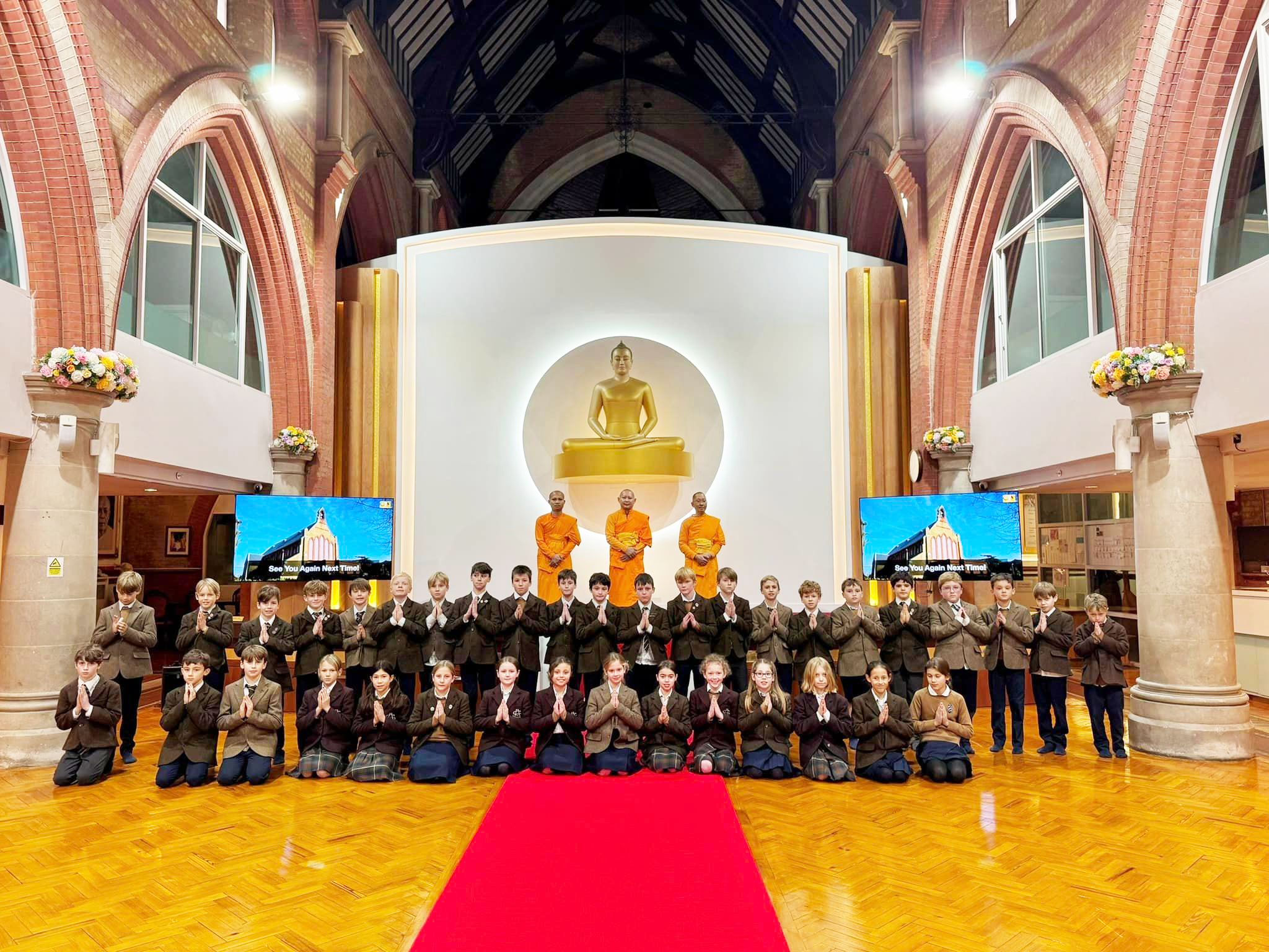 นักเรียนโรงเรียนประถมอาเมสบิวรี่ที่ มาเยี่ยมชมวัดพระธรรมกายลอนดอน