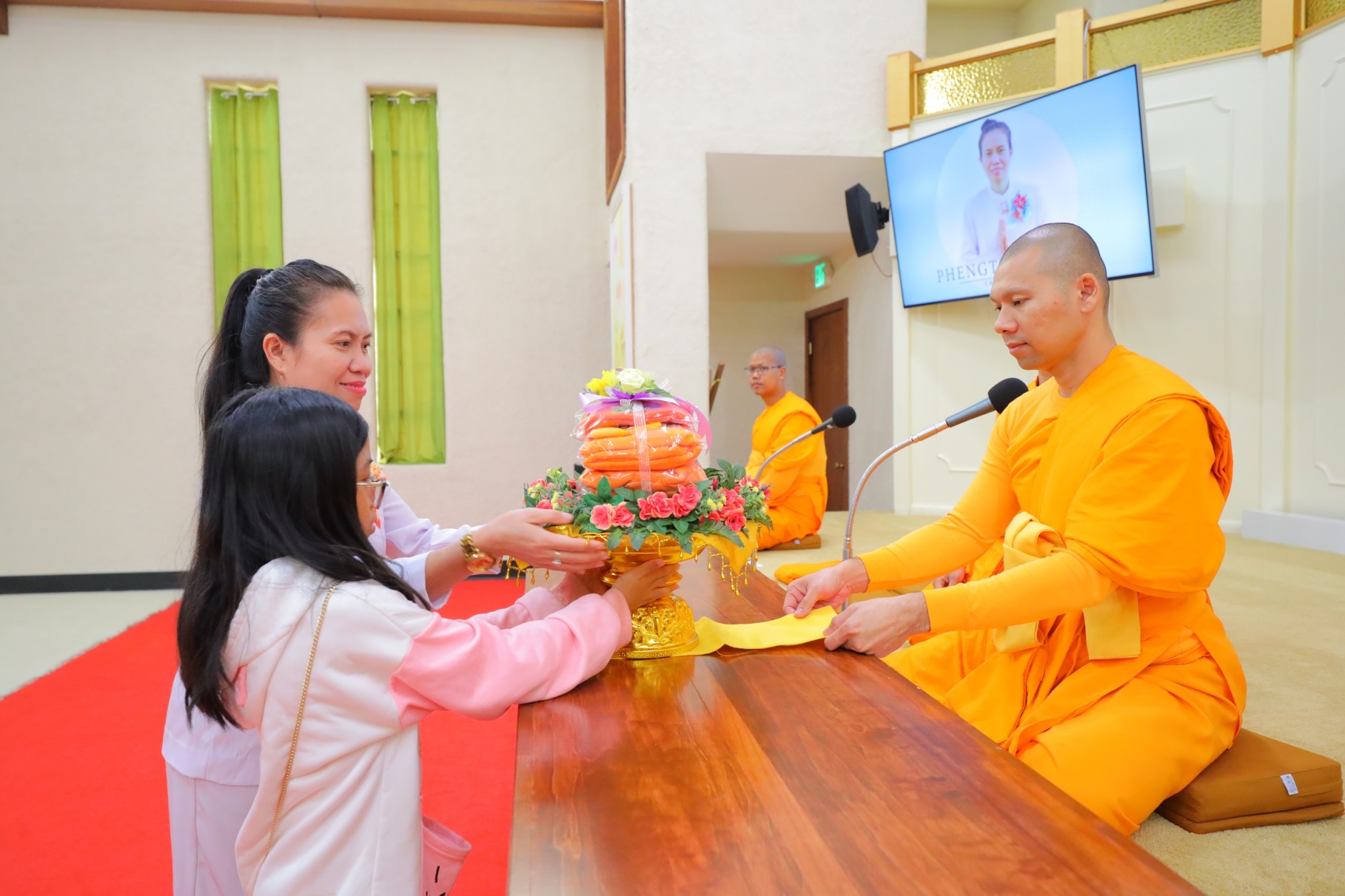 วัดพระธรรมกายแคนซัส จัดพิธีถวายกองบุญเครื่องกันหนาว