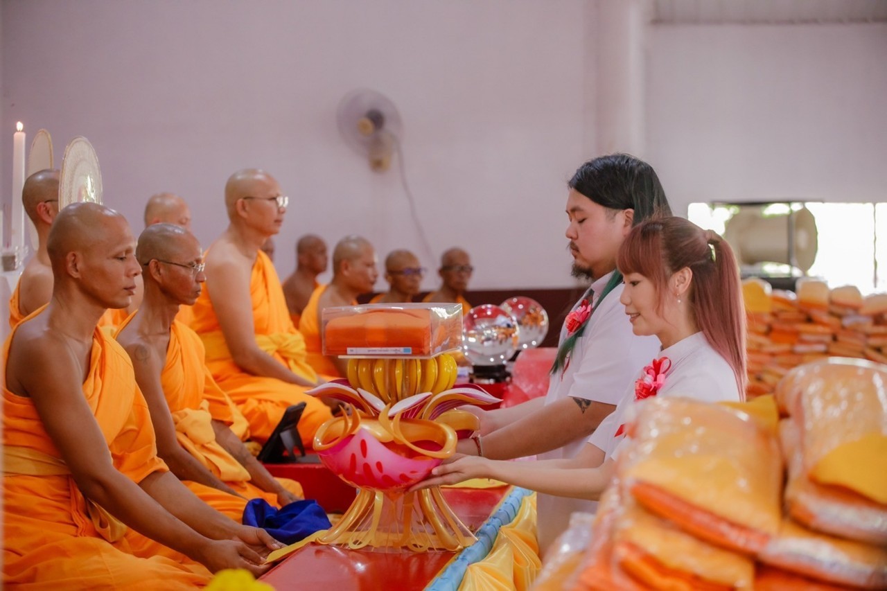 พิธีทอดกฐินสามัคคี ณ วัดแก้วสำเร็จ (ธุดงคสถานห้วยเม็ก) จ.กาฬสินธุ์