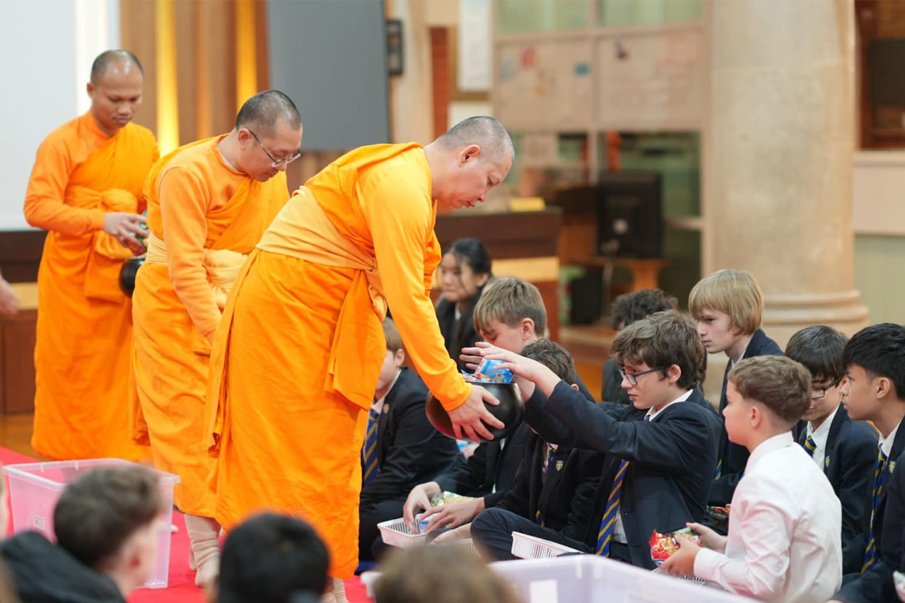 โรงเรียน Ranelagh มาเยี่ยมชมวัดพระธรรมกายลอนดอน