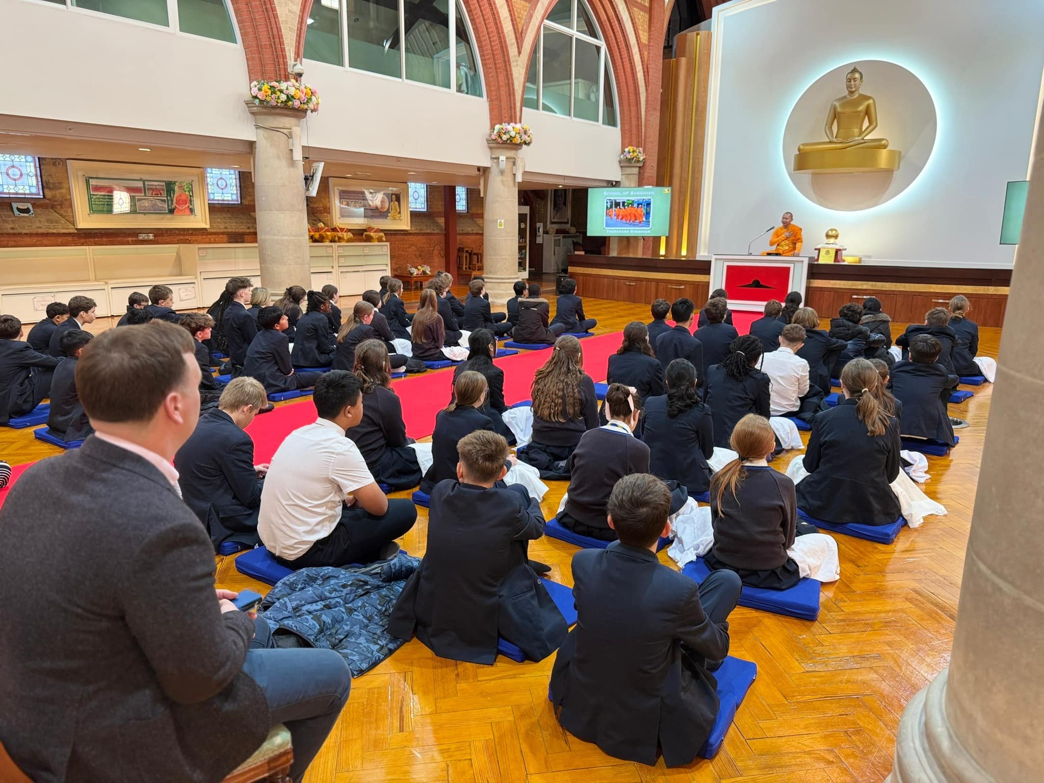 โรงเรียน Ranelagh มาเยี่ยมชมวัดพระธรรมกายลอนดอน