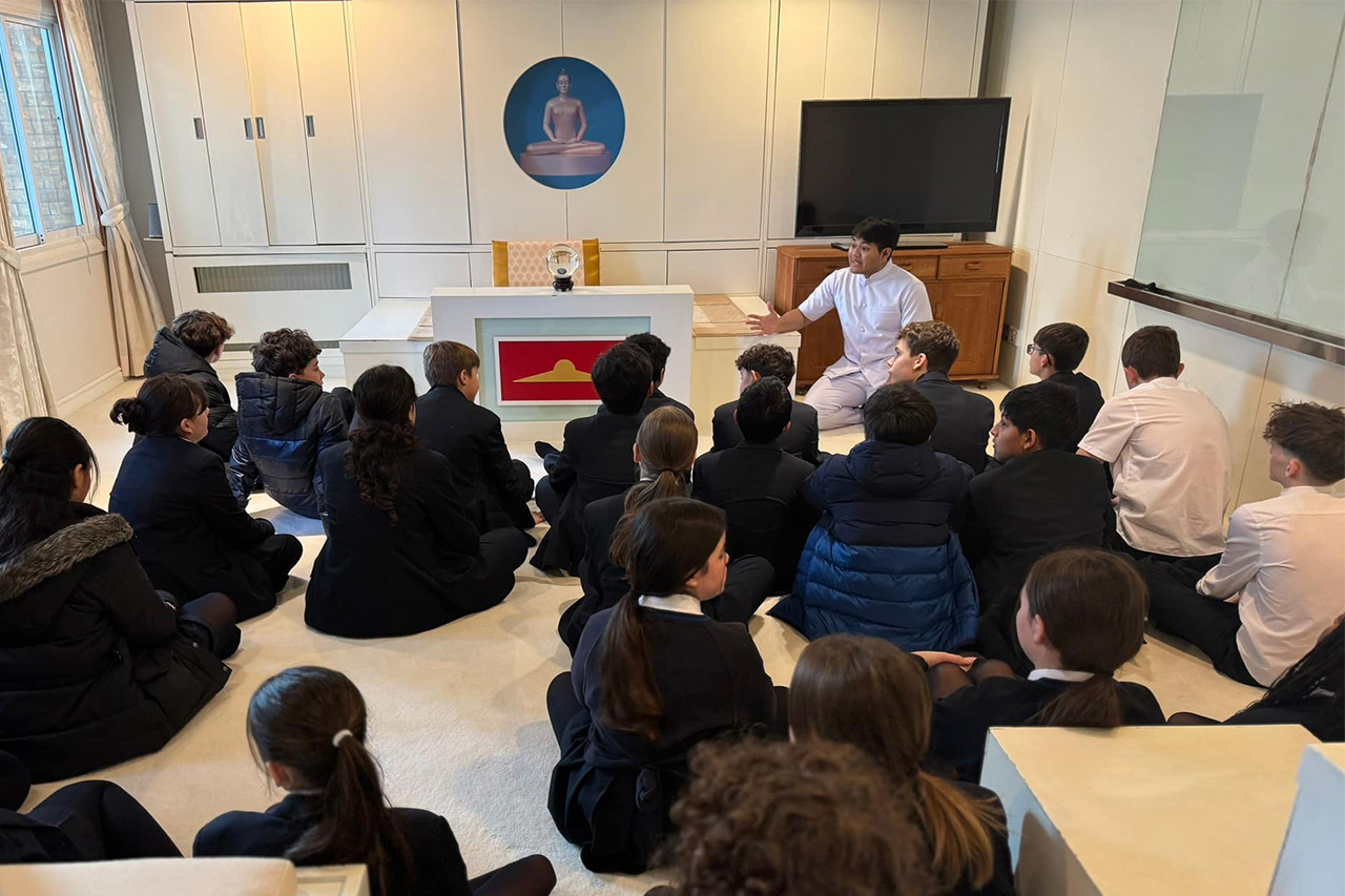 โรงเรียน Ranelagh มาเยี่ยมชมวัดพระธรรมกายลอนดอน