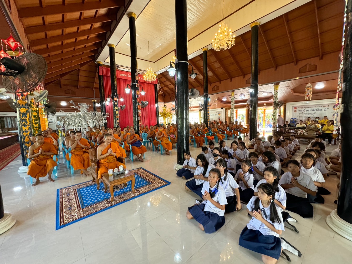 พิธีเจริญพระพุทธมนต์ถวายพระพรชัยมงคลแด่พระบาทสมเด็จพระวชิรเกล้าเจ้าอยู่หัว