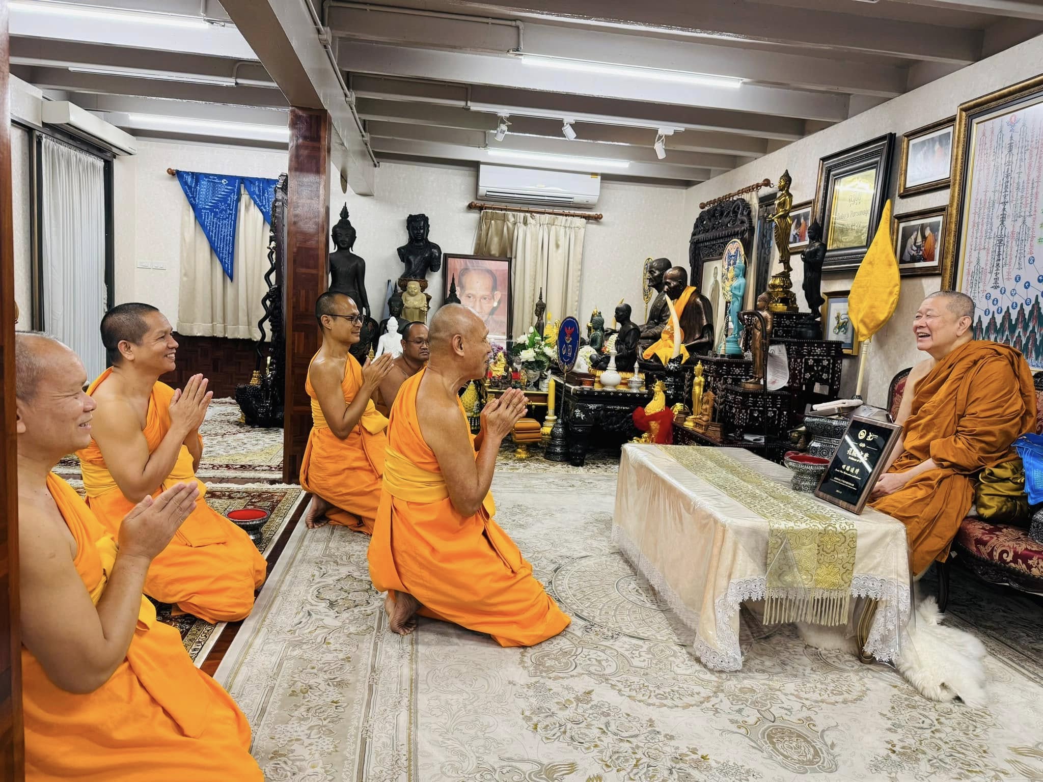 เจ้าคณะใหญ่หนกลางรับถวายไทยธรรมและรับฟังรายงานการดำเนินงานจากเจ้าอาวาสวัดพระธรรมกาย