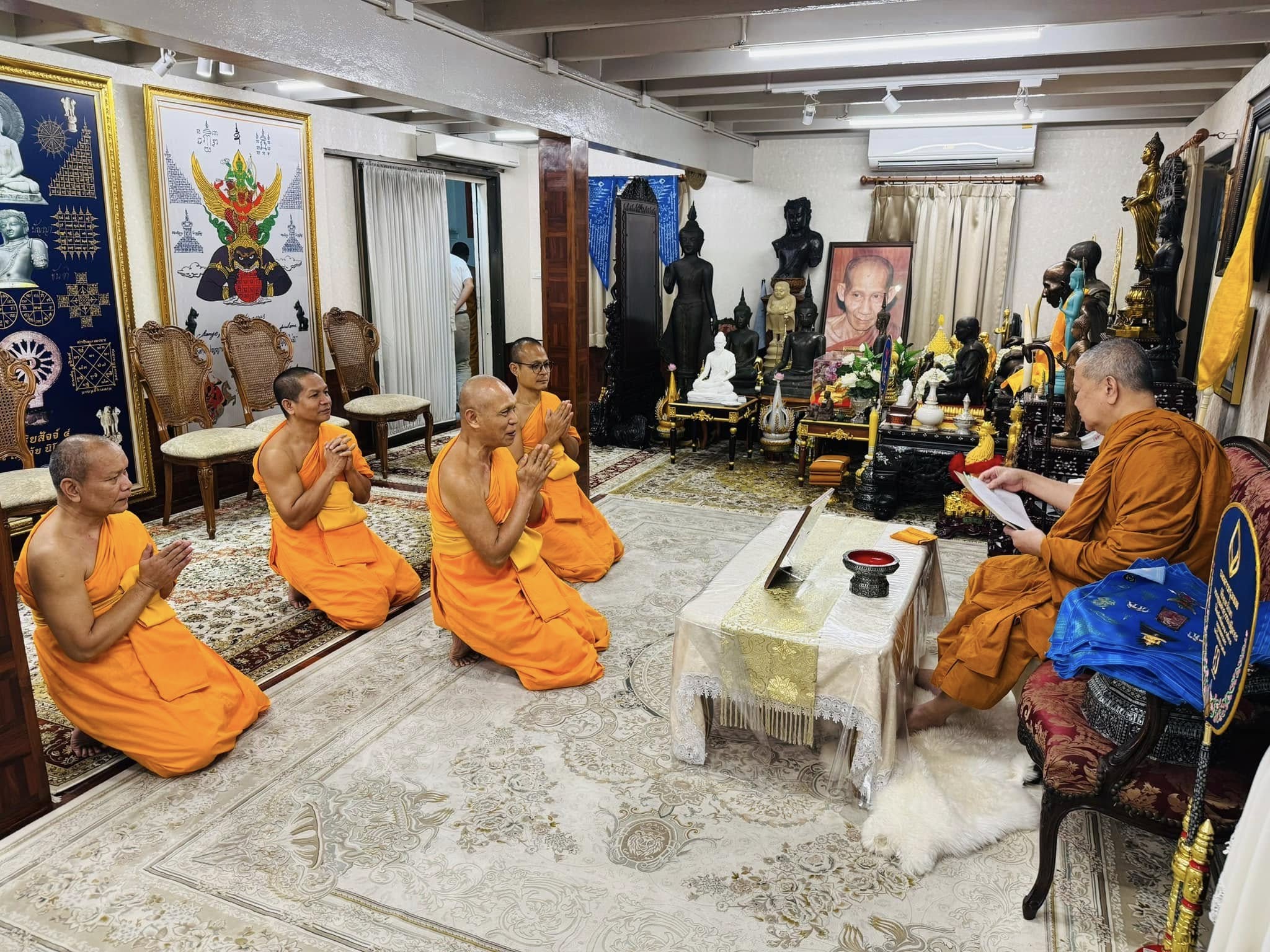 เจ้าคณะใหญ่หนกลางรับถวายไทยธรรมและรับฟังรายงานการดำเนินงานจากเจ้าอาวาสวัดพระธรรมกาย