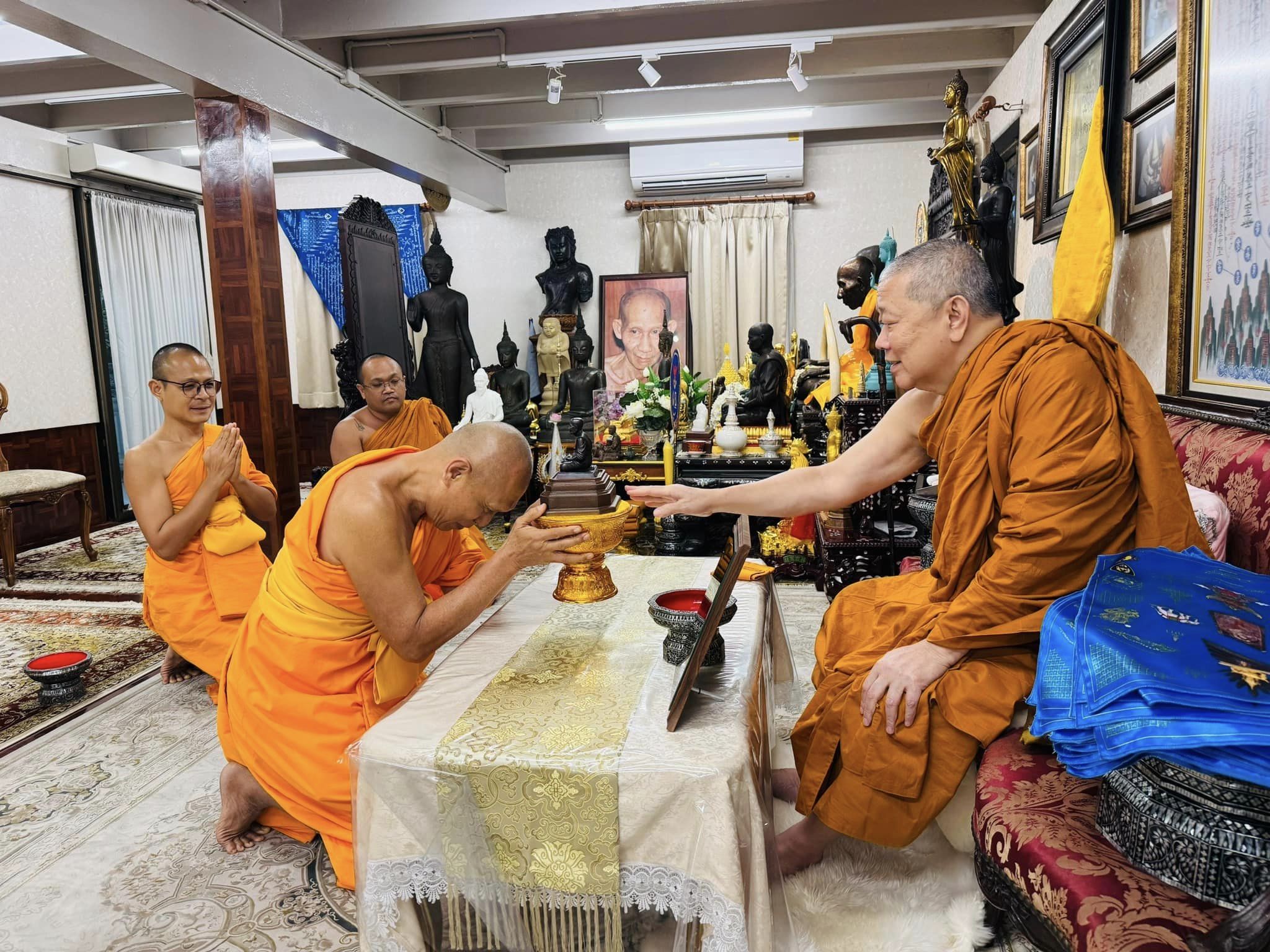 เจ้าคณะใหญ่หนกลางรับถวายไทยธรรมและรับฟังรายงานการดำเนินงานจากเจ้าอาวาสวัดพระธรรมกาย