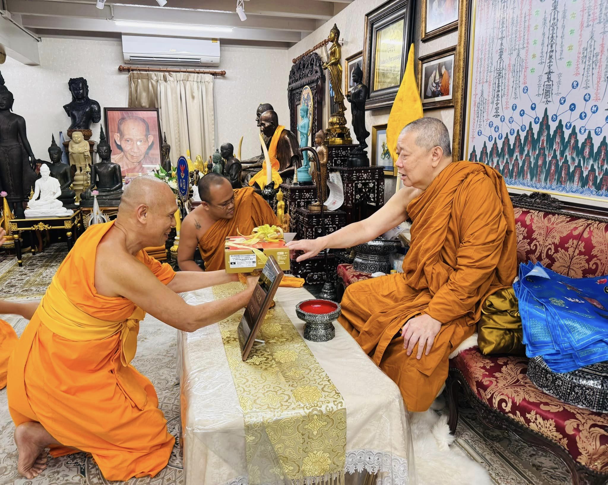 เจ้าคณะใหญ่หนกลางรับถวายไทยธรรมและรับฟังรายงานการดำเนินงานจากเจ้าอาวาสวัดพระธรรมกาย