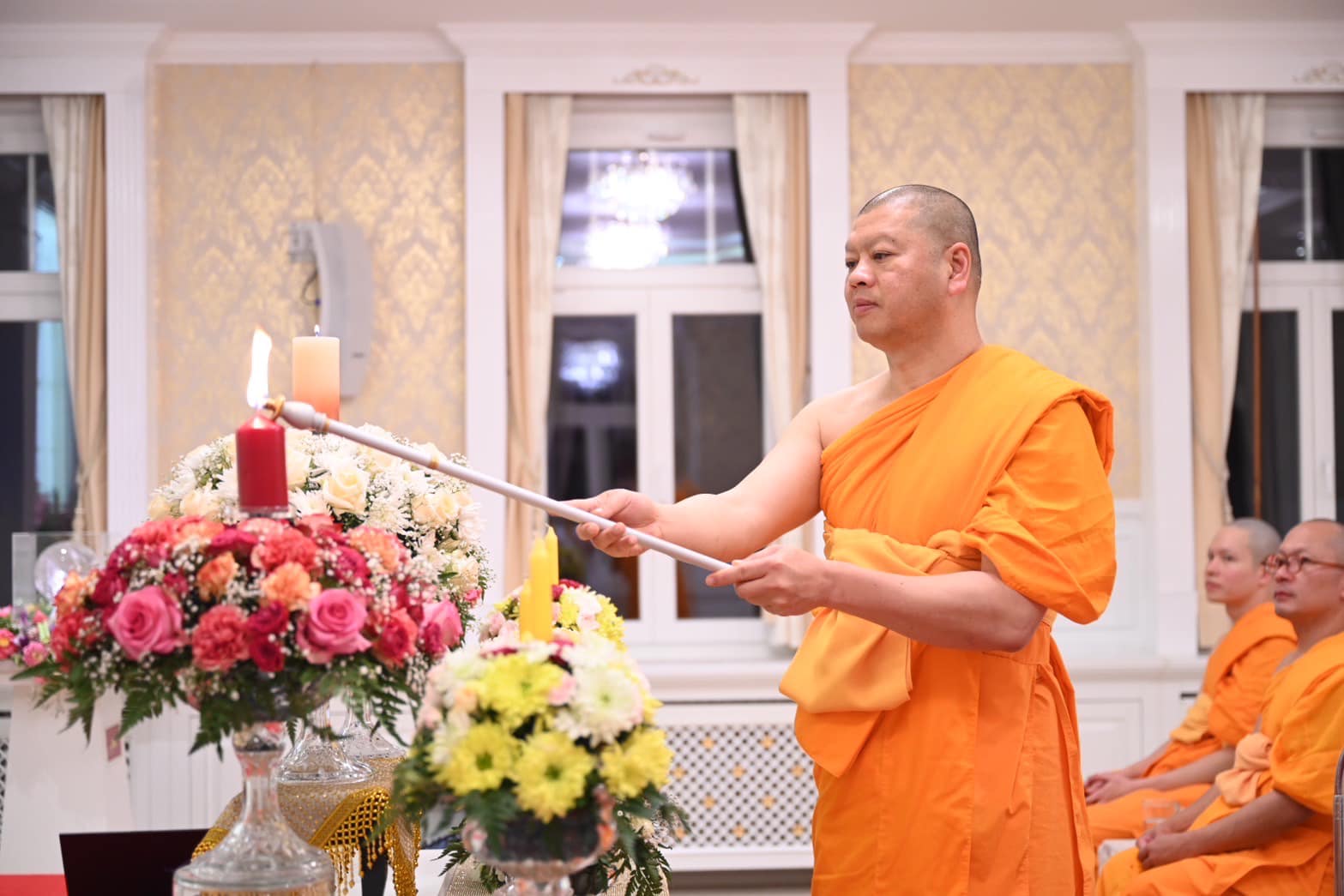 วัดพระธรรมกายสวิตเซอร์แลนด์ จัดพิธีจุดบุปผามาลาประทีป