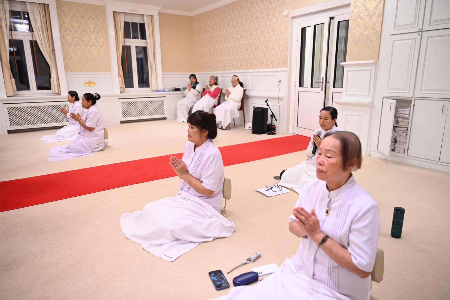 วัดพระธรรมกายสวิตเซอร์แลนด์ จัดพิธีจุดบุปผามาลาประทีป