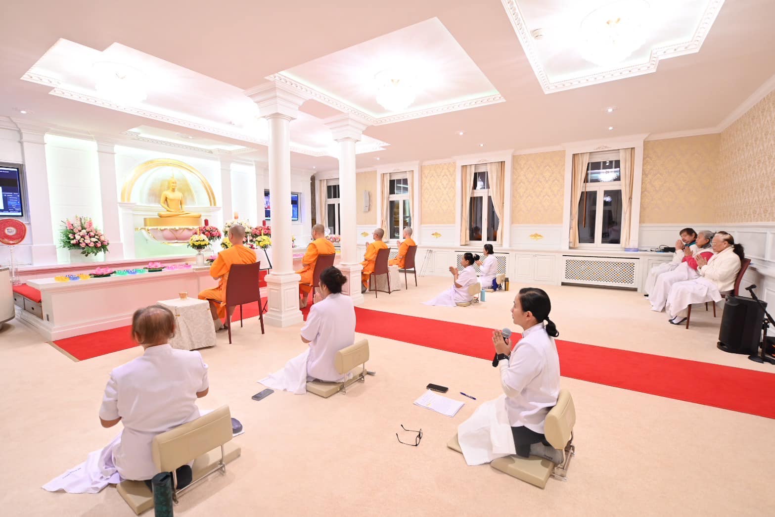 วัดพระธรรมกายสวิตเซอร์แลนด์ จัดพิธีจุดบุปผามาลาประทีป