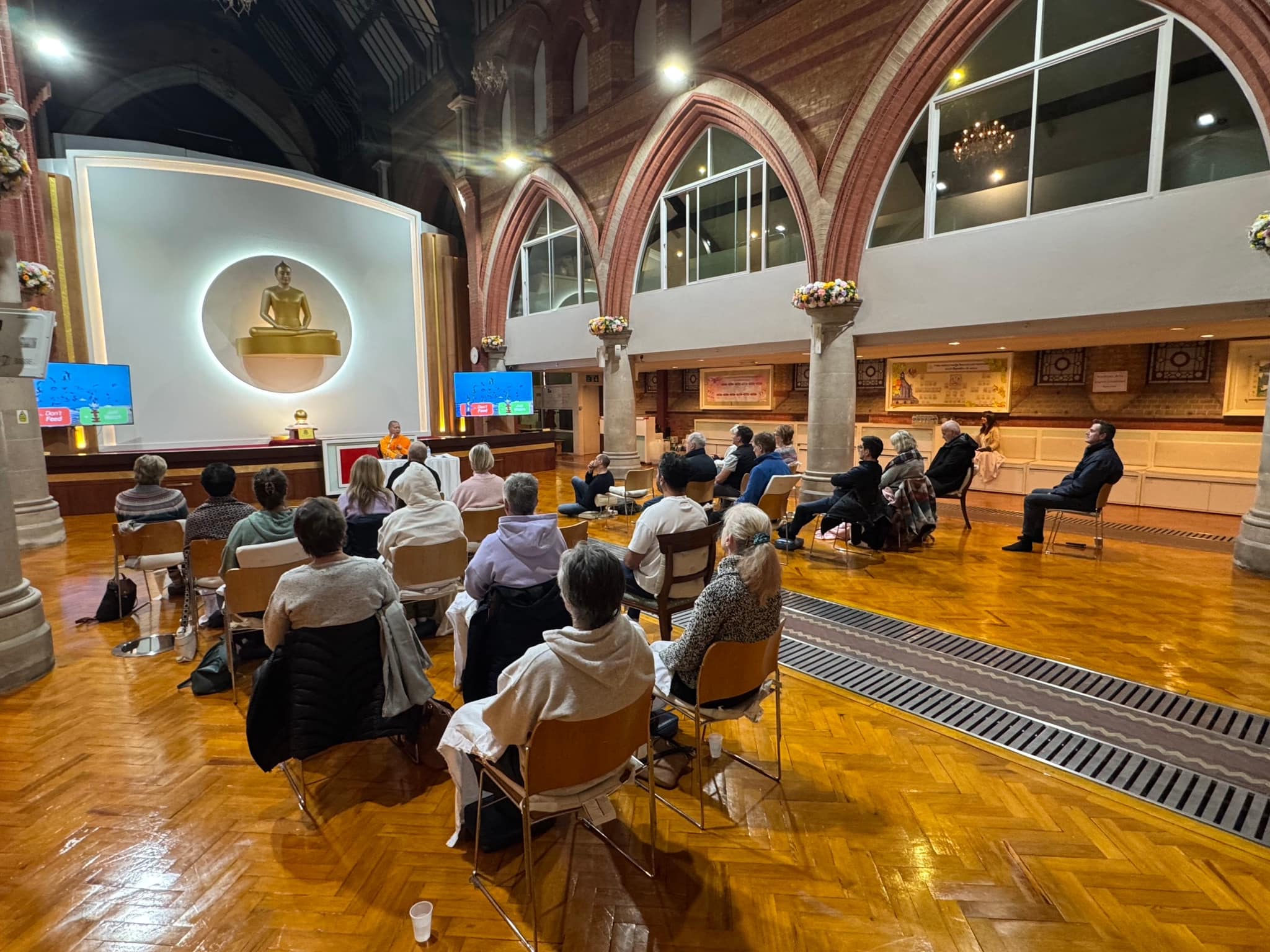 วัดพระธรรมกายลอนดอน จัดปฏิบัติธรรมชาวท้องถิ่น