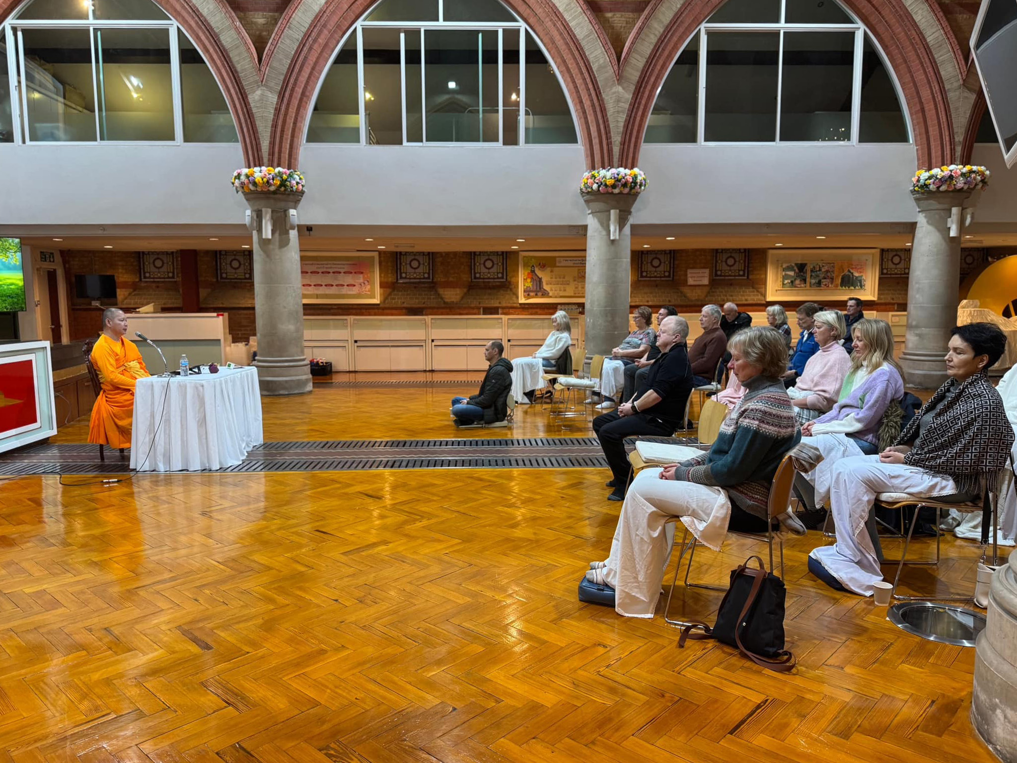 วัดพระธรรมกายลอนดอน จัดปฏิบัติธรรมชาวท้องถิ่น
